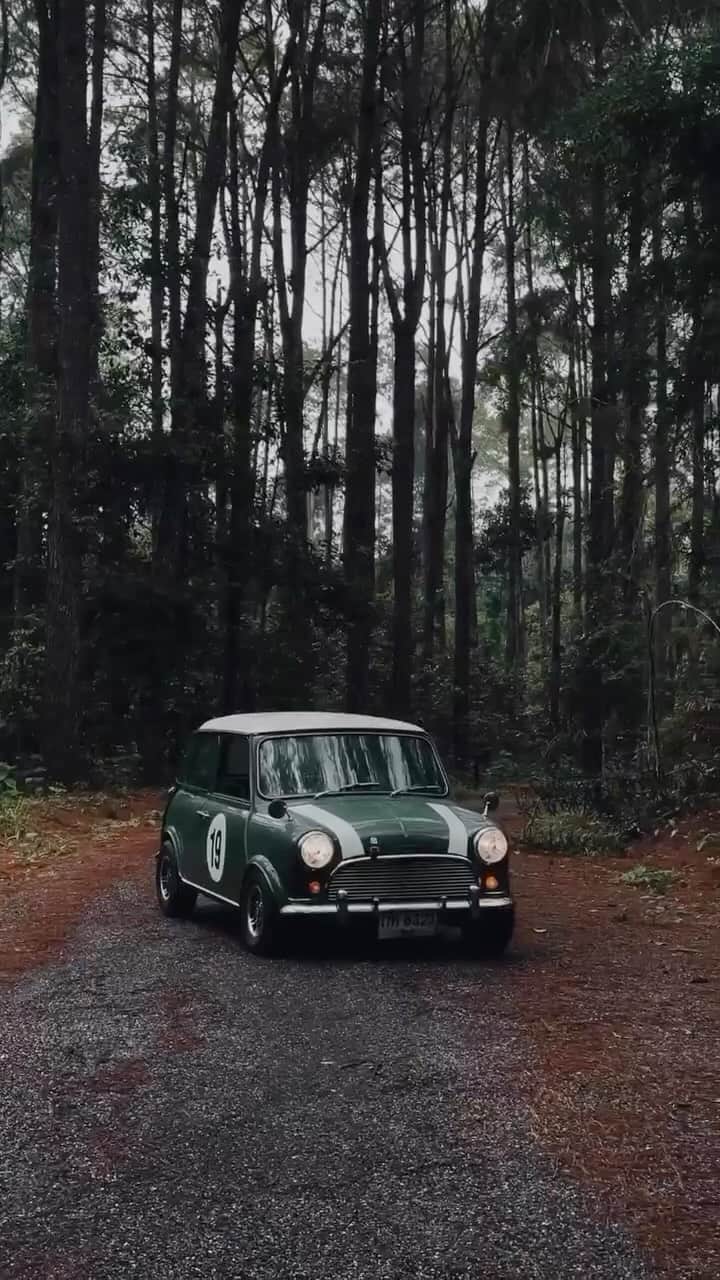 MINI Japanのインスタグラム：「伝統的なブリティッシュレーシンググリーンのボディー・カラーに雨粒が跳ねる様子が、なんとも美しい。  🎥: @joez19   #ClassicMini #MINIJapan」