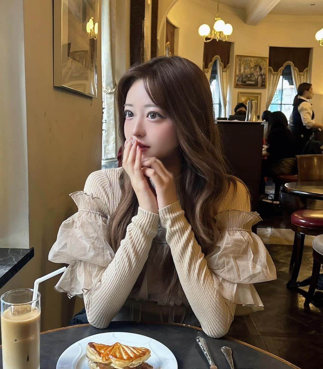 ひなこさんのインスタグラム写真 - (ひなこInstagram)「ずっと行きたかったカフェに行けた〰️🤎☕️ 街並みも可愛くて銀杏が綺麗だった..  最近よく履いてるプラスダイアナのシューズが 履きやすいし歩きやすいのにパールとクリスタルが可愛くてカジュアルになりすぎないからガーリーなコーデにも合わせやすい.🪄 迷ったらいつもこれ履いてる♡@dianashoespress  #dianashoes #plusdiana #プラスダイアナ」12月11日 18時46分 - hnk165