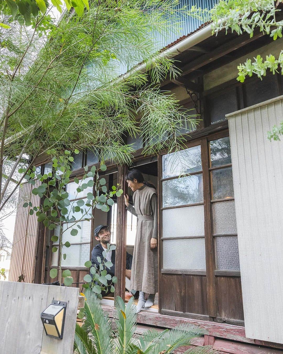 ZERO-CUBE+FUNさんのインスタグラム写真 - (ZERO-CUBE+FUNInstagram)「. プロ顔負けのセルフリノベーションがなされた古民家。  @_ungo @_okayuuu  理想をとことん追い求め、テーブル、棚、ソファに至るまでDIYするほど。 "未完成であること”を楽しむふたりの暮らしを覗いた。  記事は @lifelabel_official プロフィールから。  #lifelabel #ライフレーベル #lifelabelmagazine #houseisentertainment #Lmag  #古民家 #リノベーション #ふたり暮らし #移住 #スローライフ #古民家再生 #セルフリノベ #diy家具 #平家 #造作棚 #二拠点生活 #天窓 #カウンターキッチン #一軒家 #寝室インテリア #スケルトン #ジャパンディ #本と美容室 #ラワン合板 #不便を楽しむ #自宅サウナ #天窓のある家」12月11日 18時41分 - lifelabel_official
