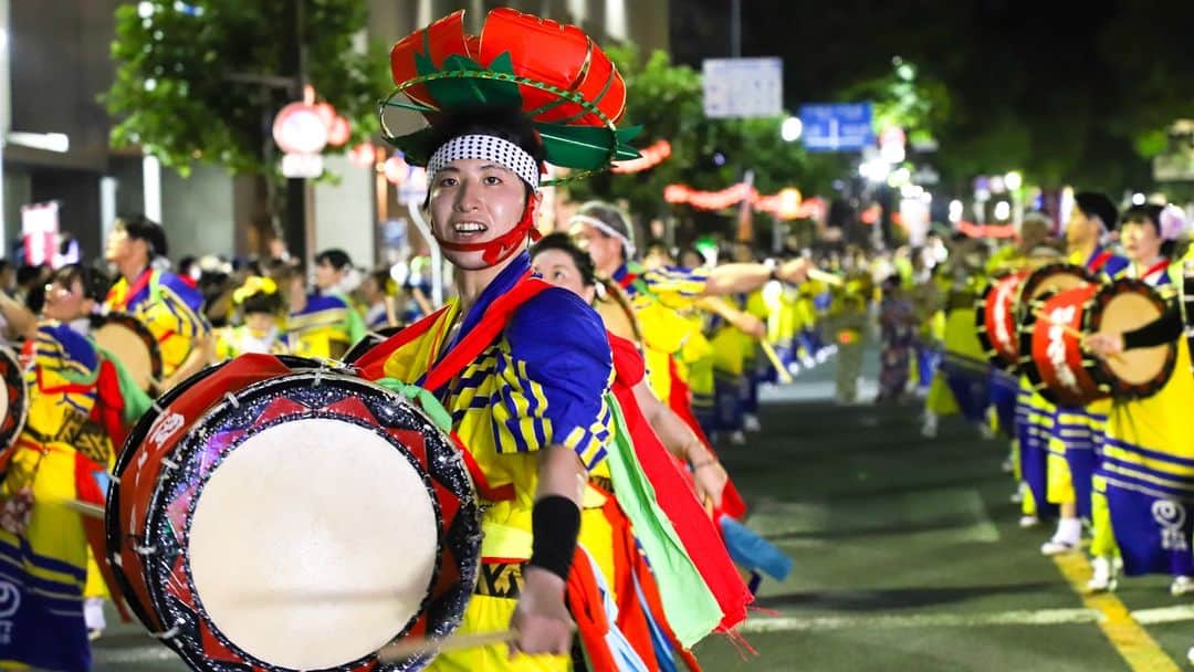 NTTのインスタグラム：「. NTTグループも参加しているお祭りをご紹介させていただきます♪  今日の紹介は、「盛岡さんさ踊り」です💡 さんさ太鼓だけの世界一の太鼓大パレードです✨  写真：NTT東日本　宮城事業部  #NTTとお祭り #日本の祭り」