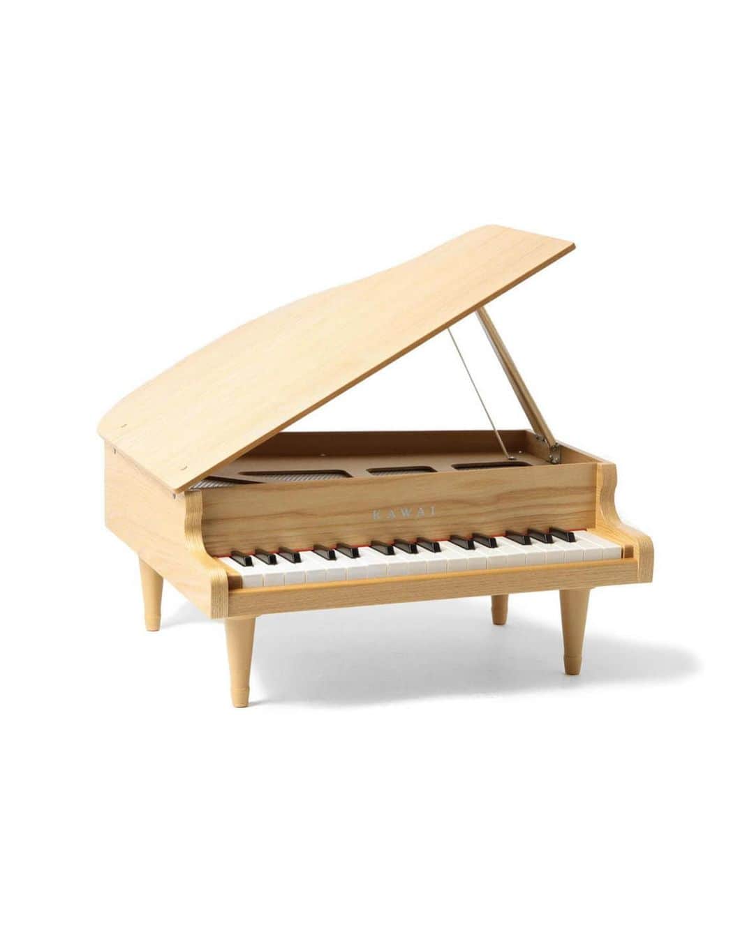 ビームス神戸さんのインスタグラム写真 - (ビームス神戸Instagram)「. 🧸【こどもビームス】🧸  【KAWAI / グランドピアノ ウッド】  item no:55-71-0499 price: ¥25,300-（tax in）  ✍️ 本物のグランドピアノのように天屋根が開く32鍵のピアノのおもちゃです。天然木の美しい木目をそのまま仕上げに生かされています。音源部にはピアノ線ではなく金属のパイプで音を出しているのでほとんど音程に狂いが生じず、美しい音色を奏でます。ピアノメーカーであるあるKAWAIだからこそ作ることができるピアノのおもちゃ。ギフトにも最適です！ 【サイズ】 455×430×215(mm)脚付き・蓋閉じ状態 ・重量：3.6kg  BEAMS HOLIDAY 2023 いちねんの最後に、いちばんの愛を。 MERRY MANY ARIGATO.  スペシャルサイトはこちら https://www.beams.co.jp/feature/holiday2023/ 🔗→@beams_officalストーリーズハイライト "HOLIDAY" より  #beams #ビームス　 #beamsholiday2023 #MERRYMANYARIGATO  ───────────────── 🔎商品の問い合わせ🔍は、 電話 or DM でも承っております。 ⚠️営業時間中での返答となりますので、 お時間がかかる可能性がございます。 予めご了承下さいませ。  オンラインショップの商品ページより、 《ネット取り置き・取り寄せ》が可能です！ お気軽にお申し込み下さいませ🌵🌵🌵  @beams_kobe   ☎️078-335-2720 #beams#bprbeams#beamsplus#beamsboy#raybeams#kodomo#beamst#instafashion#instagood#outfit#outfitoftheday#fashion#ootd#beamskobe#kobe#japan #レイビームス#ビームスボーイ」12月11日 18時44分 - beams_kobe