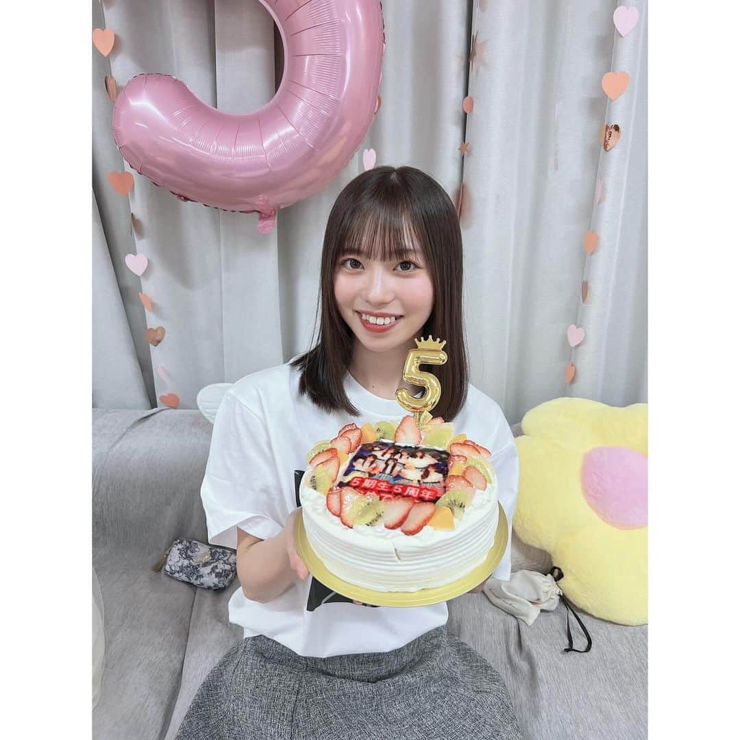 栗山梨奈さんのインスタグラム写真 - (栗山梨奈Instagram)「#5期生5周年記念配信  昨日は夜遅くまでありがとうございました~‼︎🎂5️⃣  急遽決まったのにも関わらずたくさんのコメントも嬉しかったし なにより昨日1日ずっと同期と一緒に楽しいことができたのが嬉しかったな~ マネージャーさんやスタッフさんにも感謝でいっぱいです🥹💗  これからもみんなで楽しく元気に一生懸命頑張ります！ 6年目もどうぞよろしくお願いします！🥰  憧れに選んでくれた後輩を早くご飯に連れていきたいです🍚笑  アーカイブにも残っているのでまだの方はぜひ！最後の動画は感動ものです😢 #HKT48」12月11日 18時44分 - krn_hkt48