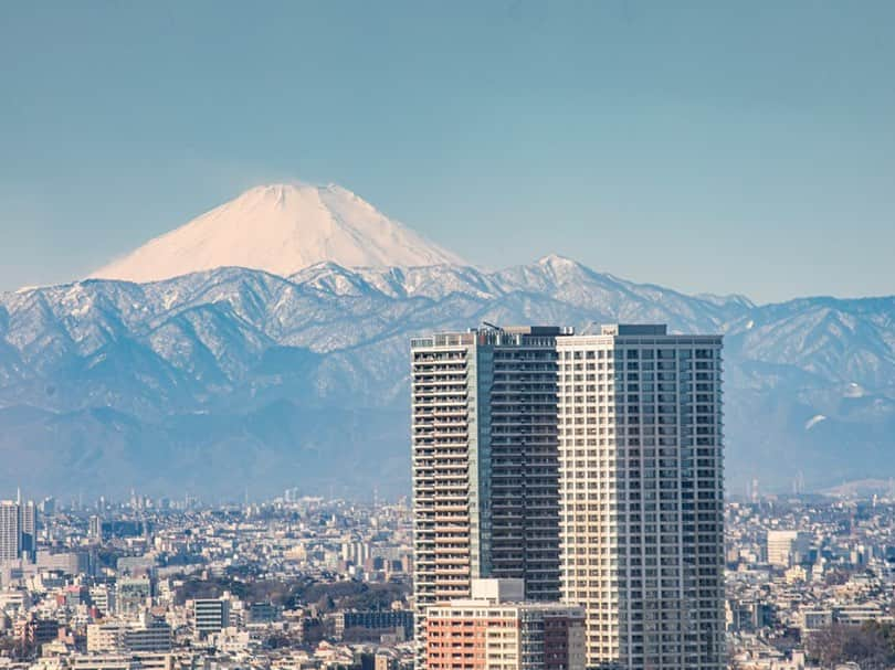 品川プリンスホテルのインスタグラム：「新春おすすめ宿泊プラン🗻 【富士山ビューステイ〜時空を超える観照〜】  葛飾北斎がかつて品川宿から眺めたであろう冨嶽三十六景～東海道品川御殿山ノ不二～に描かれた富士山を、現在の品川から眺めつつ宿泊できるプランです。 4つの特典にも注目を❗️  ①高層階、富士山ビュー側のお部屋を確約 ②葛飾北斎「冨嶽三十六景～東海道品川御殿山ノ不二～」のポストカードをお部屋にご用意（1回の滞在につき1名さま3種1セット） ③品川プリンスホテルオリジナルデザイン切手シート『Mt.Fuji from SHINAGAWA PRINCE HOTEL』をお部屋にご用意（1回の滞在につき1名さま1シート） ④SEIBU PRINCE CLUB会員さま限定❗️20名さま限定の「美術館招待券付き」の宿泊プランも別途ご用意❗️ 詳しくはプロフィール欄のリンクより公式Webサイトをご覧ください。  New Year's Recommended Accommodation Plan🗻【Mount Fuji View Stay〜Transcending Time and Space Contemplation〜】 This plan allows you to stay in a room with a view of Mt. Fuji from present-day Shinagawa, as depicted in Fugaku Sanjurokkei - Tokaido Shinagawa Gotenyama No Fuji, which Katsushika Hokusai would have viewed from Shinagawa Inn. 4 special offers are also available: ❗️ ① A guaranteed room on a high floor with a view of Mt. ② Postcards of Hokusai Katsushika's "Fugaku Sanjurokkei: Tokaido Shinagawa Gotenyama No Fuji" are available in your room (one set of three per person per stay) ③Shinagawa Prince Hotel original design postage stamp sheet "Mt. Fuji from SHINAGAWA PRINCE HOTEL" in your room (one sheet per person per stay) ④ A special accommodation plan with an invitation ticket to the museum, limited to 20 SEIBU PRINCE CLUB members ❗️ is also available separately ❗️  #富士山  #富士山ビュー #富士山が見える #富士山が見える場所 #富士山が見えるホテル #富士山の絶景 #葛飾北斎冨嶽三十六景 #葛飾北斎 #東海道品川御殿山ノ不二 #神奈川沖浪裏 #凱風快晴 #旅日記 #オリジナルデザインの切手シート #宿泊特典 #絶景ホテル #ホテル好きな人と繋がりたい #ホテルステイ #ホテルステイ好きな人と繋がりたい #宿泊プラン #品プリ #品川プリンス #品川プリンスホテル #プリンスホテル #東京 #品川 #品川駅 #東京ホテル #shinagawa #shinagawaprince #shinagawaprincehotel」