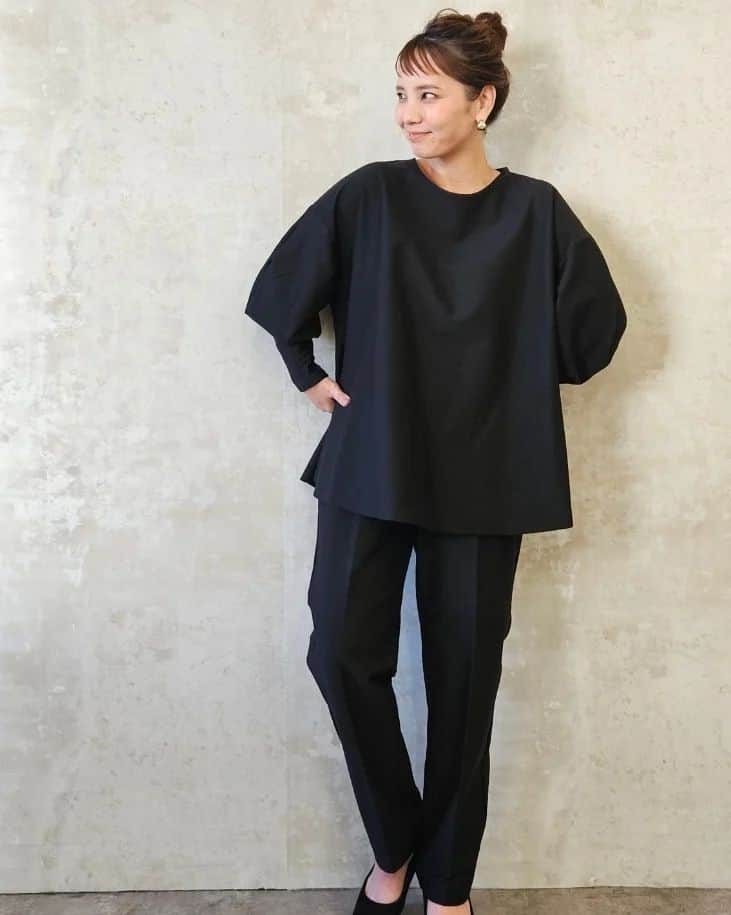 CHIHARUさんのインスタグラム写真 - (CHIHARUInstagram)「ー sai 「日常に繊細な彩りを」ー  愛知県の縫製工場で一点一点丁寧に作られている @sai.official.2021　のお洋服。  @itutake 　と　@kanaxdress 　 の想いがたくさん詰まっていて。 日本製で長く愛用したいという方には とってもオススメなアイテムたちです。  私はセットアップトップスとパンツを選ばせていただきました。特にパンツのセンタープレスがとても綺麗で。私の足が綺麗に見えるー🥹(自分比較で) ホームクリーニングでもセンタープレスは取れにくいそうなので普段着にも気負いなく着れるところも魅力ですよ😊」12月11日 18時49分 - 10090725c