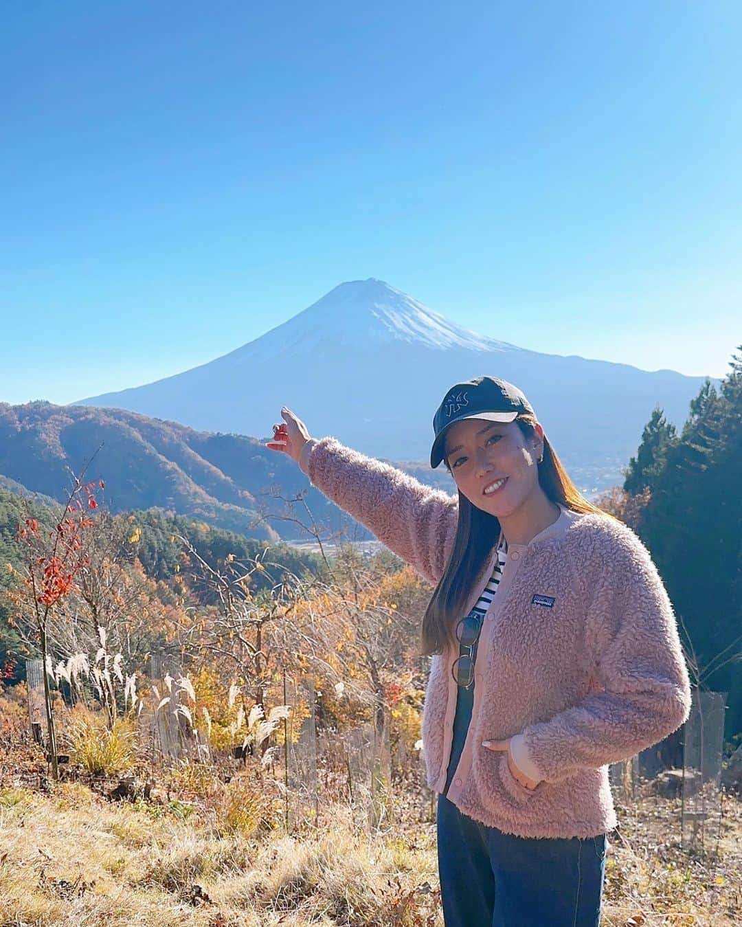 MariIryuさんのインスタグラム写真 - (MariIryuInstagram)「富士山の絶景を堪能できる天空の鳥居🗻⛩️  ⛩️山梨県南都留郡富士河口湖町河口1119-2 🚶河口浅間神社から歩いて20〜30分 🚗近くに数台分の専用無料駐車場  #河口浅間神社 #河口浅間神社遥拝所 #河口浅間神社天空の鳥居 #天空の鳥居 #富士山 #富士山🗻 #パワースポット #山梨 #山梨観光 #yamanashi #mountfuji #fujisan #japan #japantravel #japantrip」12月11日 18時53分 - marty2367