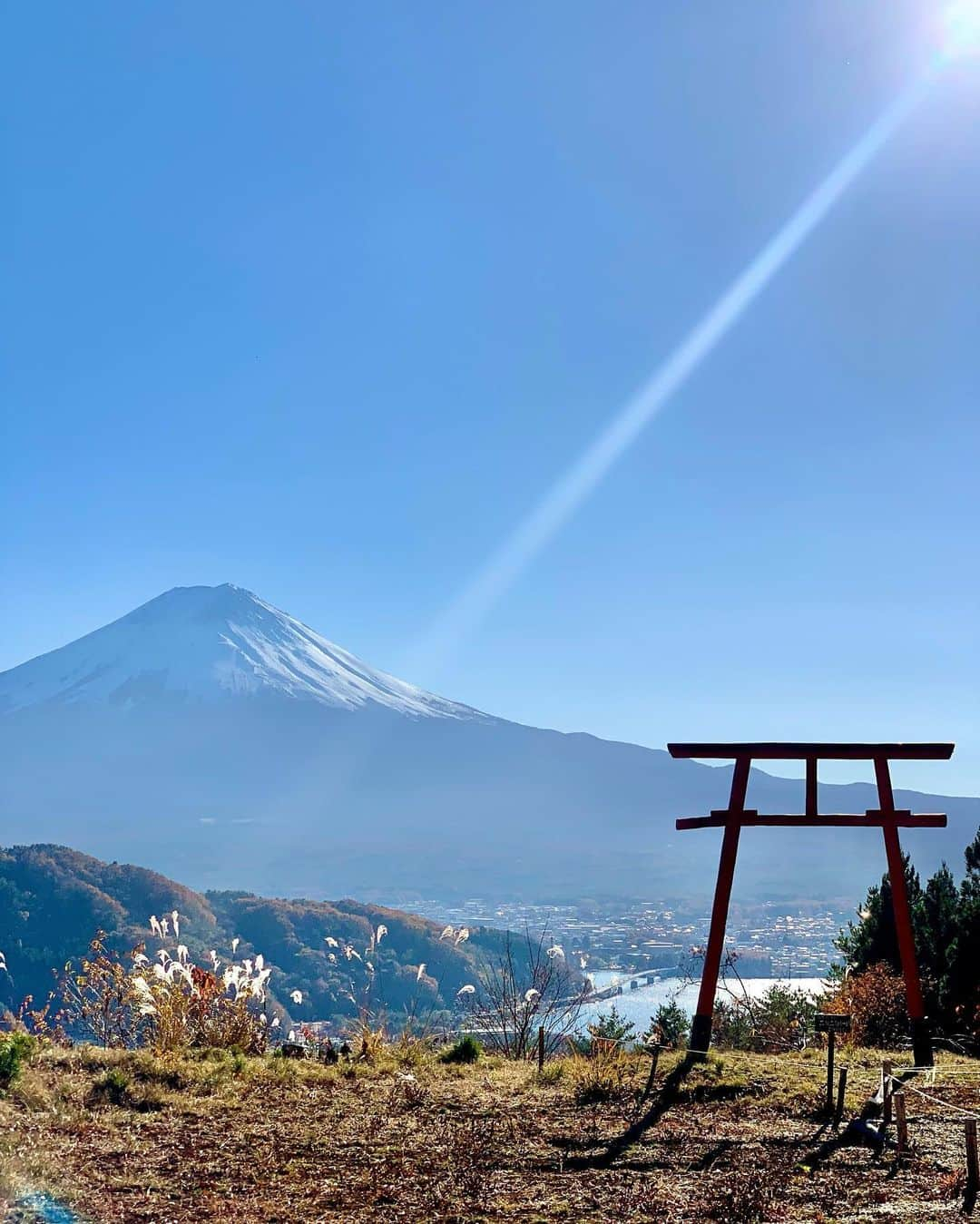 MariIryuさんのインスタグラム写真 - (MariIryuInstagram)「富士山の絶景を堪能できる天空の鳥居🗻⛩️  ⛩️山梨県南都留郡富士河口湖町河口1119-2 🚶河口浅間神社から歩いて20〜30分 🚗近くに数台分の専用無料駐車場  #河口浅間神社 #河口浅間神社遥拝所 #河口浅間神社天空の鳥居 #天空の鳥居 #富士山 #富士山🗻 #パワースポット #山梨 #山梨観光 #yamanashi #mountfuji #fujisan #japan #japantravel #japantrip」12月11日 18時53分 - marty2367