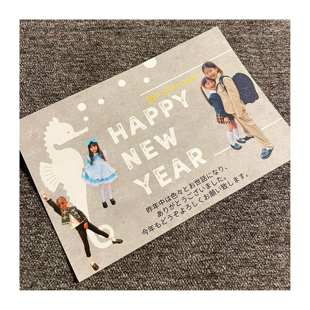 小泉梓さんのインスタグラム写真 - (小泉梓Instagram)「今年も来ましたかー。 この時期が。  去年同様、今年もスマホで写真年賀状で年賀状オーダーしました。 毎回子供たちの写真がしぼれなくて何度も見本を作り直しちゃったよね。笑 文字の位置や文字の大きさなど細かい部分までこだわって作れるから、 かぶりたくない方もきっと満足できる一枚が作れるはず。  でも結局最後はいつもシンプルになる。  海の生き物が好きな息子、あまり見ない、タツノオトシゴにしてみたら子供たちからも高評価でした。　　  まだ間に合うよーっ。 クーポンもあるから是非使ってね。 ↓↓↓ pr24920 （10%オフになるよ） @sumaho_nenga   #PR #スマホで写真年賀状 #年賀状」12月11日 19時03分 - azusan111