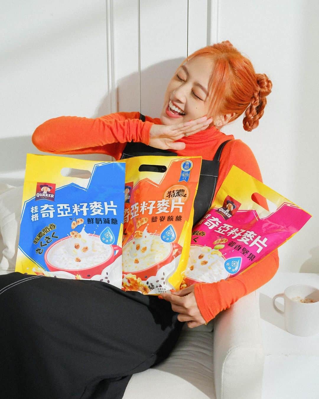 ウー・インジエのインスタグラム：「大家下午、夜貓的小餓時刻會吃什麼呢？ 我會沖一杯 吃上癮的💕桂格奇亞籽麥片 加厚的麥片吃起來卡滋卡滋😋 還有多元穀物和膳食纖維 是我小餓時刻的救星！   除了我最愛的藜麥核桃口味 今年還出了兩個新風味 豐富堅果超香醇滑順的🌰穀香堅果口味 和鮮奶控最愛的經典🥛鮮奶減糖版口味   最近天氣轉涼了！❄️ 冷冷的天氣更容易感到餓 推薦大家小餓時刻就沖一波 💕桂格奇亞籽麥片💕   熱熱喝 溫暖又療癒❤️ 你也會跟我一樣 卡滋卡滋迷上的！！！   #桂格奇亞籽麥片  #酥脆卡滋沖一波  #酥脆到不合理」