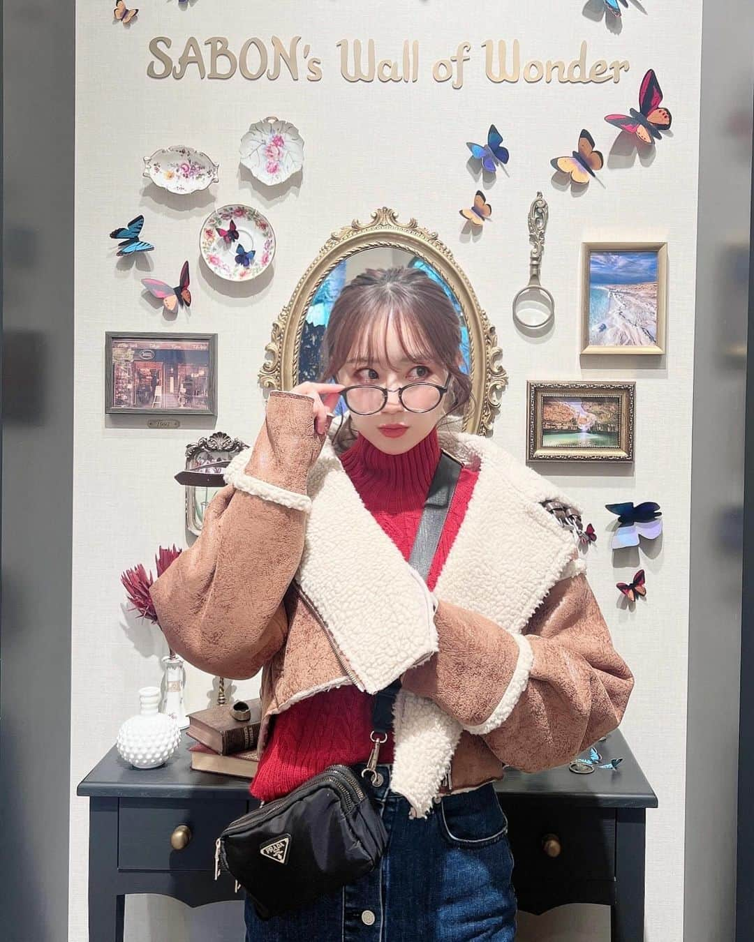 小越しほみさんのインスタグラム写真 - (小越しほみInstagram)「たまにはめがね👓  中目黒のSABONかわいいよね🦋  .  #中目黒 #sabon #サボン #中目黒散歩 #中目黒デート #中目黒さんぽ #ootd #冬コーデ #冬服コーデ #冬服 #カジュアル #カジュアルコーデ #カジュアルファッション #カジュアル女子 #ポニーテール #めがね #眼鏡 #メガネ #めがね女子 #眼鏡女子 #メガネ女子 #ポニテ #ポニテ女子 #ポニーテール女子 #中目黒映えスポット #中目黒映え #顔タイプフェミニンコーデ #ムートンジャケット #evris #prada」12月11日 18時56分 - shihomi1129