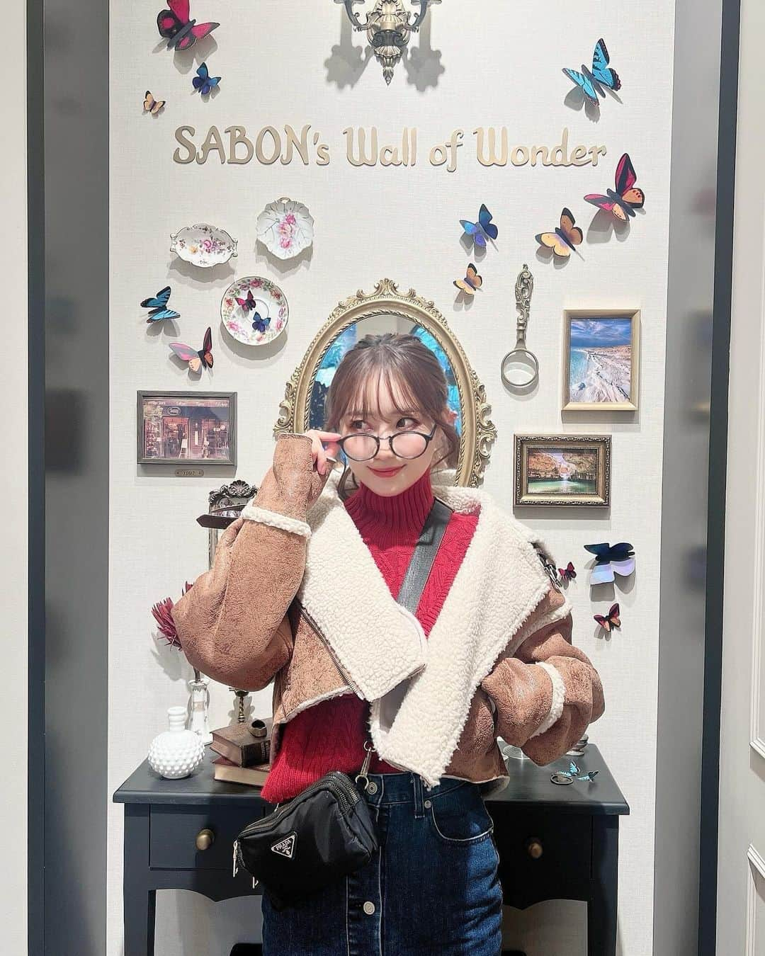 小越しほみさんのインスタグラム写真 - (小越しほみInstagram)「たまにはめがね👓  中目黒のSABONかわいいよね🦋  .  #中目黒 #sabon #サボン #中目黒散歩 #中目黒デート #中目黒さんぽ #ootd #冬コーデ #冬服コーデ #冬服 #カジュアル #カジュアルコーデ #カジュアルファッション #カジュアル女子 #ポニーテール #めがね #眼鏡 #メガネ #めがね女子 #眼鏡女子 #メガネ女子 #ポニテ #ポニテ女子 #ポニーテール女子 #中目黒映えスポット #中目黒映え #顔タイプフェミニンコーデ #ムートンジャケット #evris #prada」12月11日 18時56分 - shihomi1129