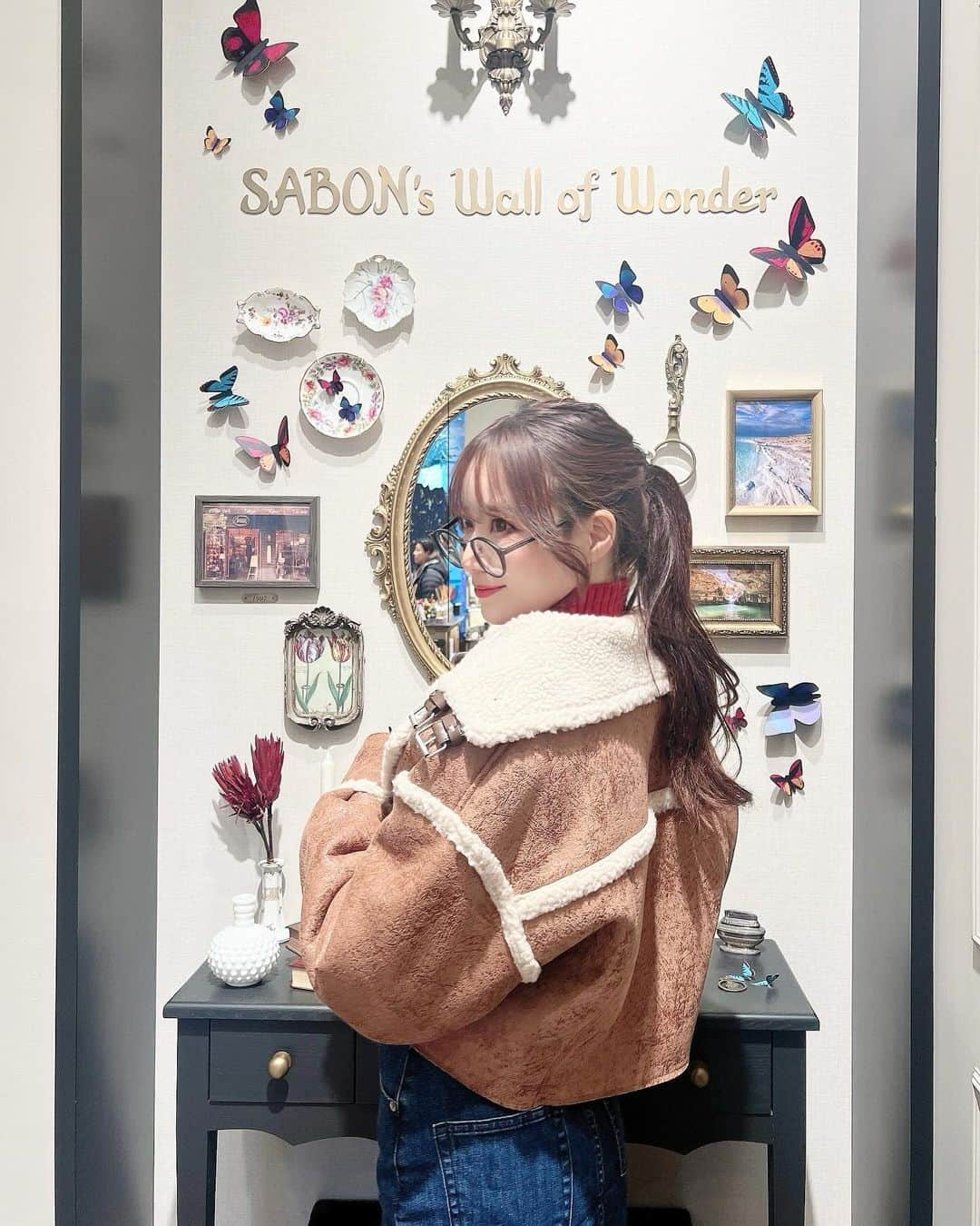 小越しほみさんのインスタグラム写真 - (小越しほみInstagram)「たまにはめがね👓  中目黒のSABONかわいいよね🦋  .  #中目黒 #sabon #サボン #中目黒散歩 #中目黒デート #中目黒さんぽ #ootd #冬コーデ #冬服コーデ #冬服 #カジュアル #カジュアルコーデ #カジュアルファッション #カジュアル女子 #ポニーテール #めがね #眼鏡 #メガネ #めがね女子 #眼鏡女子 #メガネ女子 #ポニテ #ポニテ女子 #ポニーテール女子 #中目黒映えスポット #中目黒映え #顔タイプフェミニンコーデ #ムートンジャケット #evris #prada」12月11日 18時56分 - shihomi1129