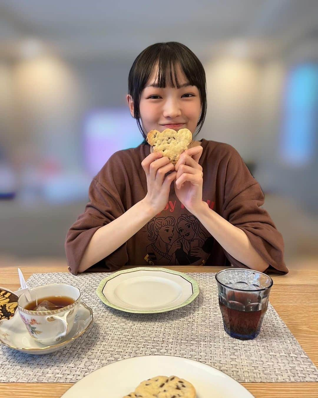 山﨑愛生さんのインスタグラム写真 - (山﨑愛生Instagram)「少し前に、 櫻井梨央ちゃんのお家に行きました🏠 クッキー作った🍪ゲームした🎮 めっちゃ楽しかった😁  📷 ♡パンダさんのチョコチップクッキー🐼 ♡ハートのクッキー🫶 美味しかった😋  らいりーのお家の皆さん、ありがとうございました😊 また行きます♪♪  #櫻井梨央 #らいりー  @morningmusume_official  #クッキー #チョコチップクッキー  #くまさんじゃないよ #パンダさんだよ  #モーニング娘 #モーニング娘23  #morningmusume23  #山﨑愛生 #パンダさんパワー」12月11日 18時57分 - mei_yamazaki.official