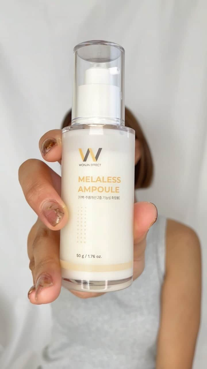 吉田夏海のインスタグラム：「WONJIN EFFECT (ウォンジン・エフェクト) @wonjineffect_official_jp の MELALESS AMPOULE (メラリスアンプル)🩵  皮膚科医が作るパックで有名なウォンジンエフェクト🤗  今回はメラリスアンプルをご紹介🫶  シミやくすみ肌にお悩みの方におすすめということで ちょうどあたしの悩みにぴったりだったこのアンプル🫧  使ってみるとわかるけど、なにこのツヤ感😳❣️  もっちり保湿力高めでしっとりツヤっと✨  ナイアシンアミドやトラネキサム酸配合されていて 美白ケアに良さそうだよ🥰  皮膚科医のメディカルグループの経験と ノウハウを通じて開発された商品だから 表面からの美しさだけでなく肌の奥まで 健康になれる化粧品です✌️  おすすめなので是非使ってみてね🌼  #ウォンジンエフェクト #wonjineffect  #メラリスアンプル #美白ケア #シミケア #美肌ケア #韓国コスメ #韓国美容 #韓国スキンケア  #美容 #韓国肌 #肌管理 #qoo10」