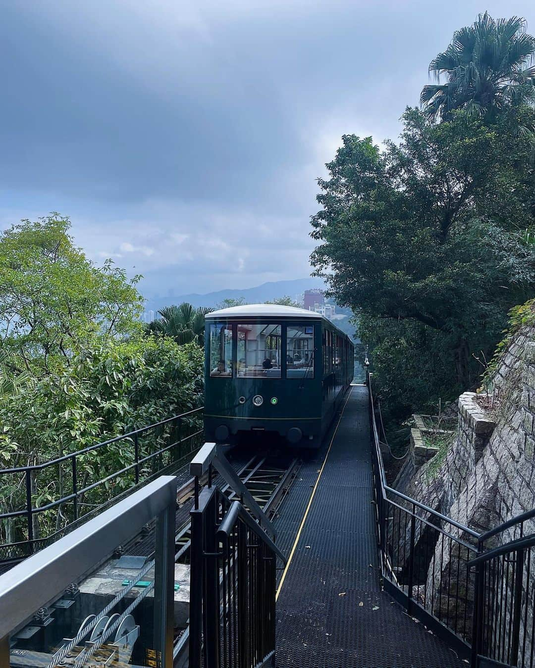 彩希エリナさんのインスタグラム写真 - (彩希エリナInstagram)「The Peak Tram and The Peak Mountain⛰️🚃  数年ぶりの香港🇭🇰 初めてVictoria Peakの頂上まで登ってみた。  斜め斜めーめちゃ斜めーなトマム🛤️に乗って 香港の景色を一望してきたよ✨  高所恐怖症のお友達は震え上がっていました🫨www  #hongkong #hongkongtrip #hongkongtravel #hongkongphotography #china #thepeaktram #victoriapeak #victoriapeakhongkong #tram #mountain #hongkongview #nikeshoes #airforce1 #sniker #香港 #香港旅行 #旅 #旅行 #海外旅行 #ヴィクトリアピーク #ピークトラム #トラム #ピーク #ビクトリアピーク #太平山頂 #山 #山頂 #景色 #一望 #🇭🇰」12月11日 18時58分 - erina_saiki