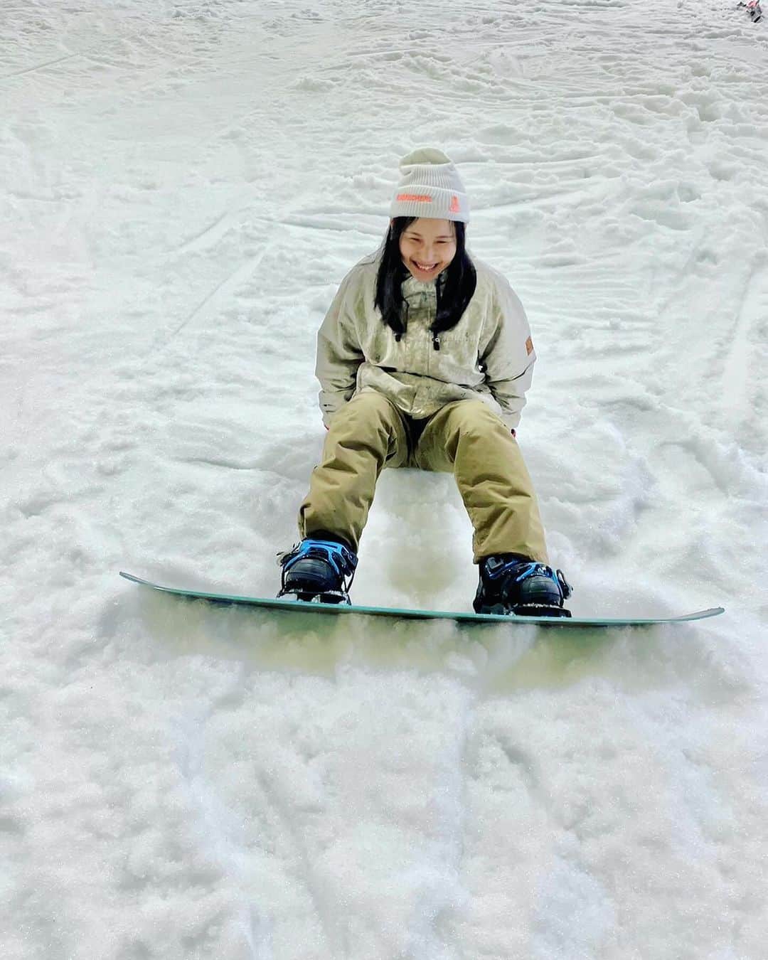 森實りこさんのインスタグラム写真 - (森實りこInstagram)「: 初めてのスノボ🏂  30年分くらい転んだ！  諦めずに滑り続けてたら最後はどうにかスノボっぽくなってきたので良かったです。楽しかった〜⛄️  #狭山スキー場  #スノボ#スノーボード」12月11日 19時00分 - ricozane