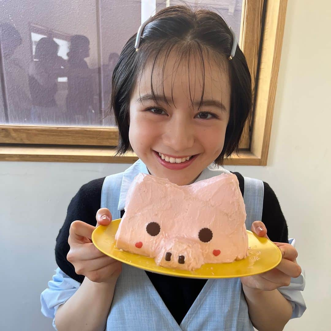 Seventeenのインスタグラム：「こっちゃん作💗ブタさんケーキ🐷🍰 ST料理部の撮影でケーキをデコレーションしたよ🥣  デコレーションにも手を抜かないで一生懸命だったこっちゃん💯 上手にできて満足そうな姿がかわいすぎた🤦‍♀️💕  レシピはインスタグラムでも投稿したよ👩‍🍳 簡単に作れるからみんなも真似してみてね🎶  #ST秋冬号 #Seventeen #セブンティーン #ST #STモデル  #雑誌 #瀬戸琴楓 #こっちゃん #Seventeen秋冬号  #最新号 #ケーキ作り #お菓子作り  #オフショット #撮影オフショット  #LJK #JK #ボブ #ショートヘア #美少女 #かわいい女の子」