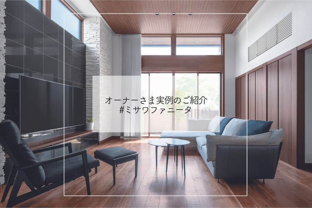 ミサワホーム株式会社さんのインスタグラム写真 - (ミサワホーム株式会社Instagram)「@misawahomes⠀ 上質の重厚感に満ちた贅沢な住まい（埼玉県Ｓさま）   ￣￣￣￣￣￣￣￣￣￣￣￣￣￣￣￣ 🏠オーナーさま実例のご紹介  pic2 高天井にハイサッシの開放感あふれるリビング。 大判のタイル壁や石張り壁が印象的で重厚感たっぷり。  pic3 ダイニングキッチンは白い大理石調フロアを採用、 Ｌ字型のベンチソファが落ち着いた印象のスタイリッシュな空間です。  pic4 階段の踊り場と上がりきったホールに大収納空間「蔵」を設置。 使い分けのできる収納空間が充実しています。  pic5 ベッドルームは折り上げ天井やタイル調の調湿壁で、 ホテルライクに。  pic6 左：無垢材のアクセント壁が温もりを漂わせる玄関ホール  pic7 柱壁で凹凸感を演出したタイル張りの風格ある外観。  @misawa_saitama   ￣￣￣￣￣￣￣￣￣￣￣￣￣￣￣￣  #misawahome  #ミサワホーム  #ミサワホーム注文住宅  #新築戸建て #戸建て  #住宅デザイン  #デザイナーズ住宅  #理想の家づくり  #こだわりの家づくり #建築実例  #施工実例  #高天井 #蔵のある家 #折り上げ天井 #ハイサッシ #ペンダント照明 #アクセントウォール #ベンチソファ #モノトーンインテリア #スタイリッシュモダン #グレーインテリア #シンプルモダン #シンプルモダンインテリア #ホテルライクインテリア #タイル壁 #大理石調 #外観デザイン #外観イメージ #ミサワホームオーナー #ミサワファニータ」12月11日 19時00分 - misawahomes