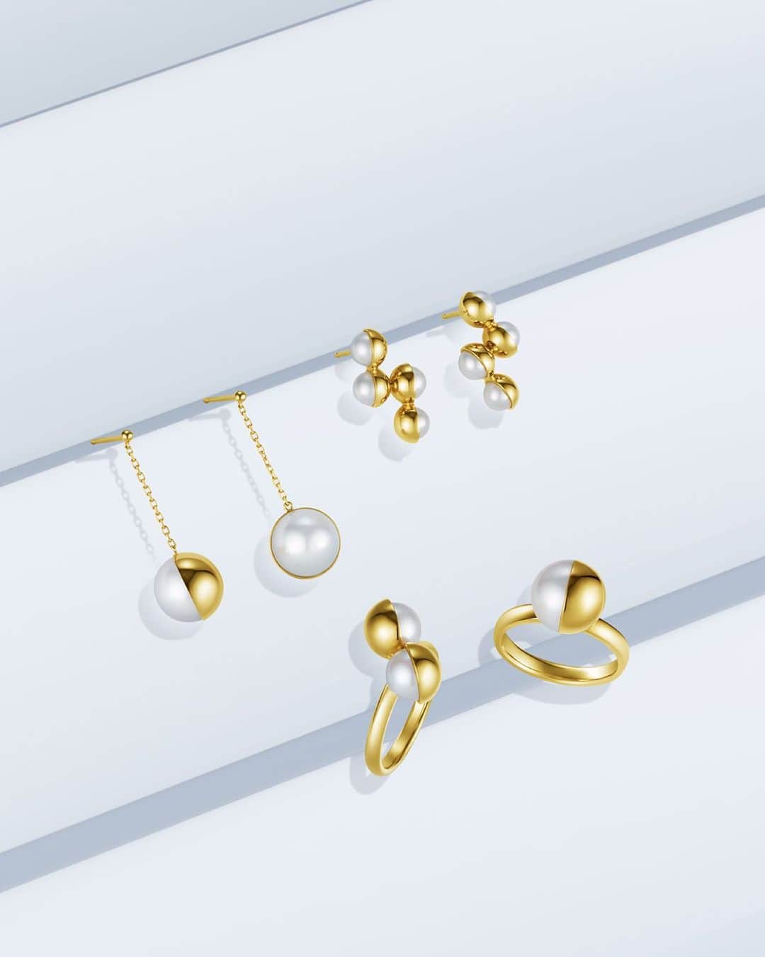TASAKIのインスタグラム：「The M/G TASAKI collection—where modern sculpture meets elegance. Stylish pearl jewellery featuring pearls half-dipped in yellow gold, making a sublime addition to your holiday celebrations.   彫刻的なアプローチが新しい「M/G TASAKI」。 イエローゴールドでパールの半円が覆われたスタイリッシュなパールジュエリーが、洗練された大人のホリデーに寄り添います。   @melaniegeorgacopoulos #TASAKI #MGTASAKI #melaniegeorgacopoulos」