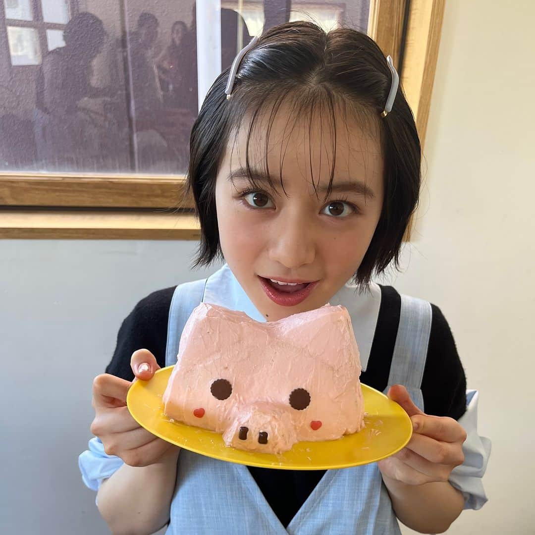 Seventeenさんのインスタグラム写真 - (SeventeenInstagram)「こっちゃん作💗ブタさんケーキ🐷🍰 ST料理部の撮影でケーキをデコレーションしたよ🥣  デコレーションにも手を抜かないで一生懸命だったこっちゃん💯 上手にできて満足そうな姿がかわいすぎた🤦‍♀️💕  レシピはインスタグラムでも投稿したよ👩‍🍳 簡単に作れるからみんなも真似してみてね🎶  #ST秋冬号 #Seventeen #セブンティーン #ST #STモデル  #雑誌 #瀬戸琴楓 #こっちゃん #Seventeen秋冬号  #最新号 #ケーキ作り #お菓子作り  #オフショット #撮影オフショット  #LJK #JK #ボブ #ショートヘア #美少女 #かわいい女の子」12月11日 19時00分 - seventeenjp_mag