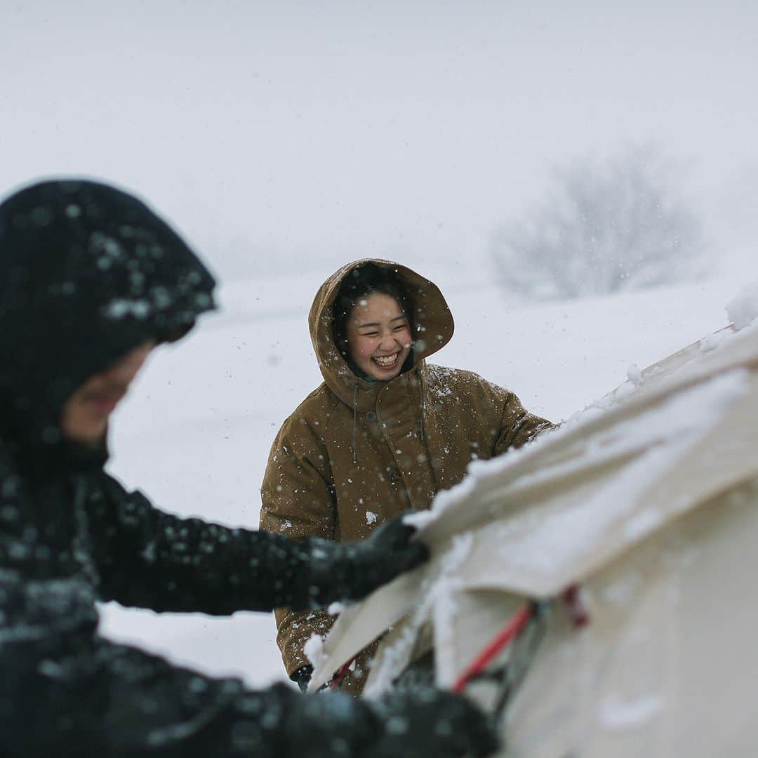 Snow Peakのインスタグラム：「人生に、野遊びを。  . #noasobicafe  embrace your nature  . #snowpeak #outdoor #camping #스노우피크 #캠프 #スノーピーク #キャンプ #アウトドア #ドックドームpro6アイボリー  #冬キャンプ #野遊び #人生に野遊びを」