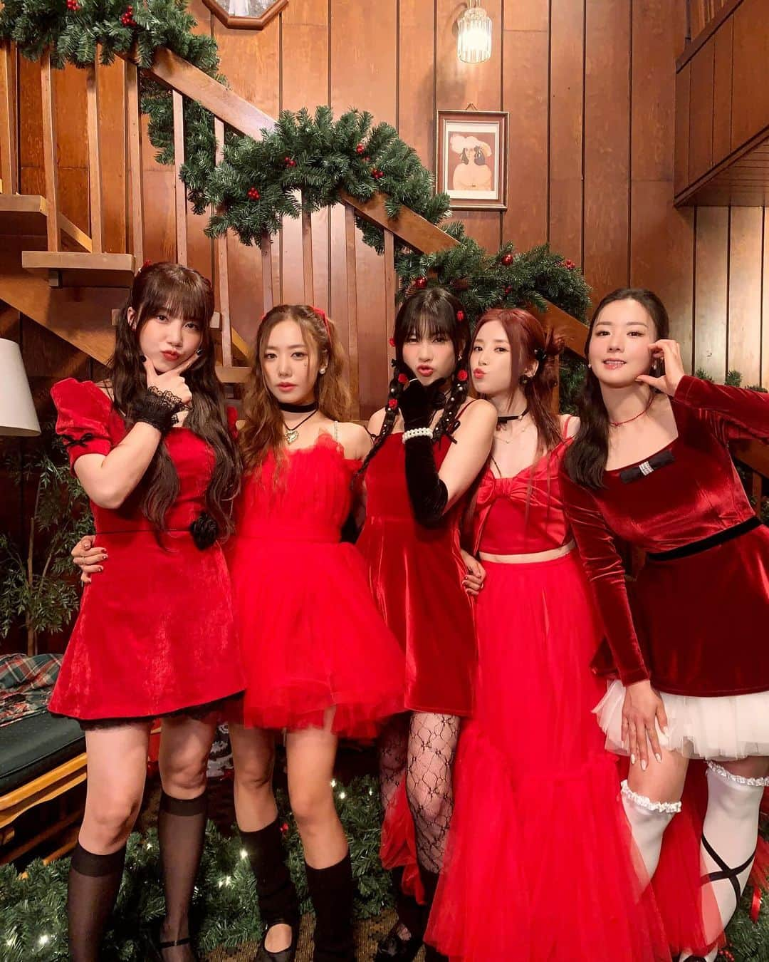 Apinkのインスタグラム：「[에핑뉴스] 핑순이들이 판다를 위해 준비한 wish Pink Christmas🎄 소원 가득한 선물 잘 받으셨나요? 올해 크리스마스도 앞으로도 핑순이들과 행복한 Pink Christmas~  #Apink #Pink_Christmas」