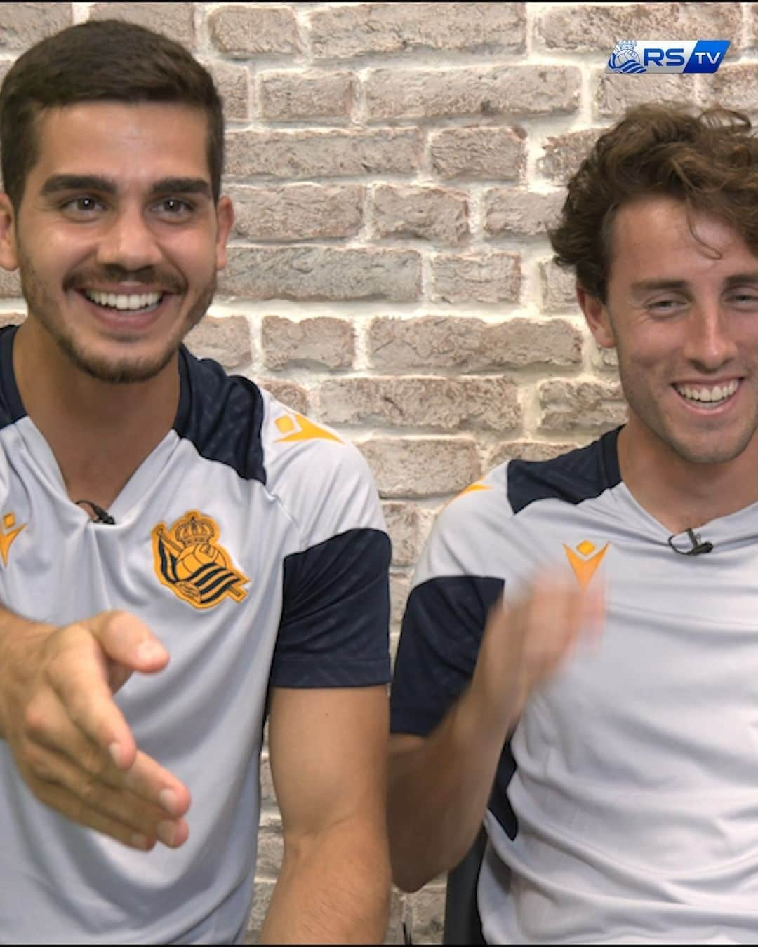 レアル・ソシエダのインスタグラム：「🎲 𝗘𝗡𝗩𝗜𝗗𝗢  👥 Odriozola 🆚 André Silva 🇮🇹 ¿Rivales italianos en Europa? ¿Equipos de la Serie A? 🧐 ¡Descubre el ganador!  🎥 Vídeo completo ➡ Stories.  #RSChallenge」