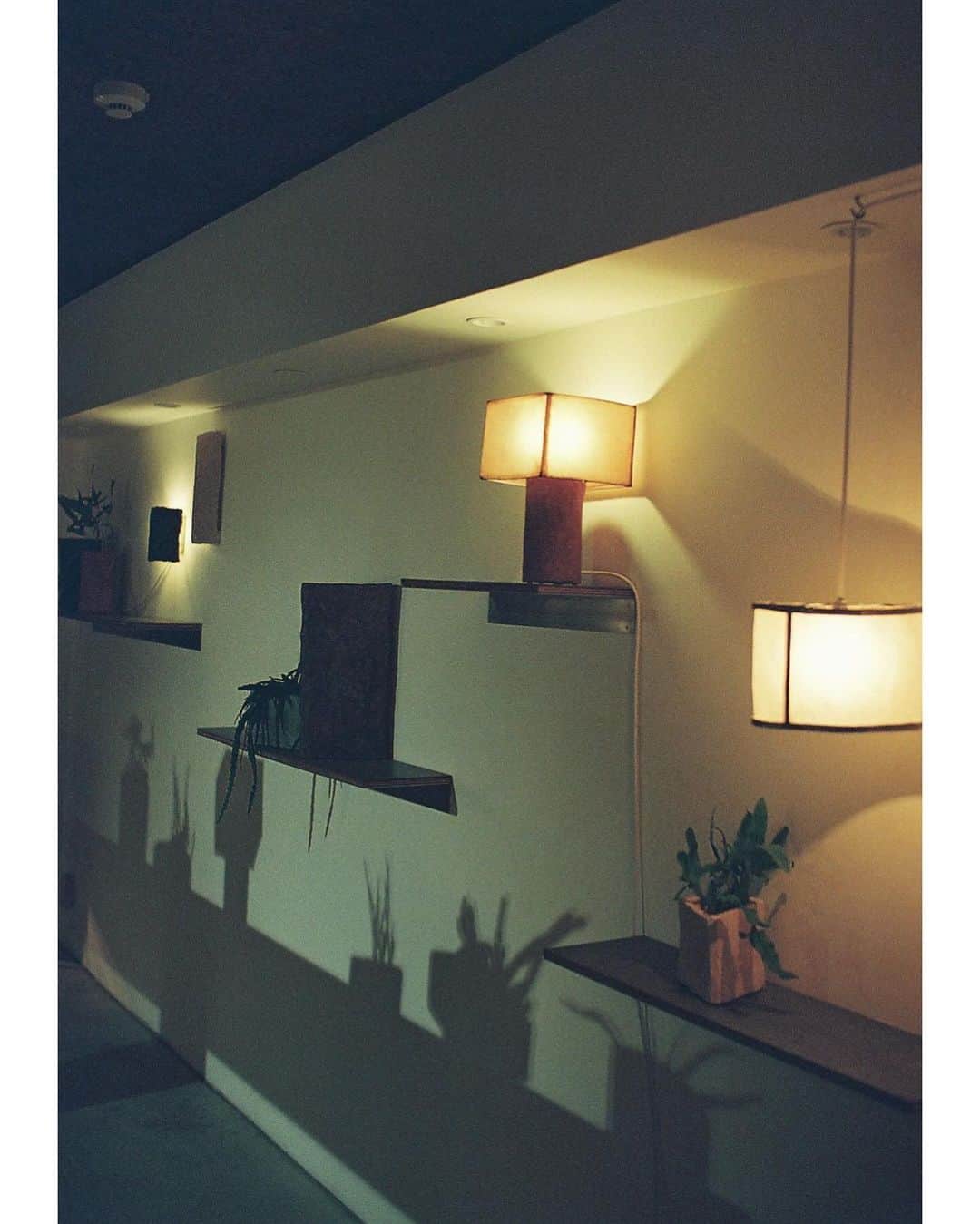 惟本康明 / yasuaki yoshimotoさんのインスタグラム写真 - (惟本康明 / yasuaki yoshimotoInstagram)「半年以上の制作期間を設けた展示は本日無事終了しました。  個人としての作品展は初めての試みでしたが、たくさんの方に支えられていたことを実感できて幸せです。  足を運んでくださった方、遠くから応援してくださった方、このような機会と場を提供してくださったBlumoに感謝申し上げます。  楽しかったー！  📸:@blumo_  #interior #artwork #pot #walllamp #design #interiordesign #contemporarydesign  #インテリア #鉢 #ウォールランプ」12月11日 19時02分 - md2v