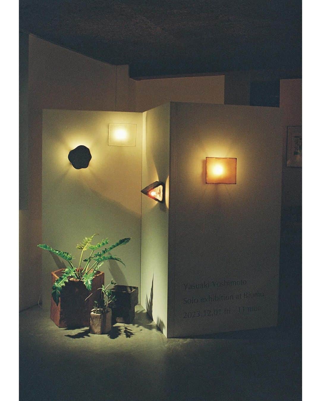 惟本康明 / yasuaki yoshimotoさんのインスタグラム写真 - (惟本康明 / yasuaki yoshimotoInstagram)「半年以上の制作期間を設けた展示は本日無事終了しました。  個人としての作品展は初めての試みでしたが、たくさんの方に支えられていたことを実感できて幸せです。  足を運んでくださった方、遠くから応援してくださった方、このような機会と場を提供してくださったBlumoに感謝申し上げます。  楽しかったー！  📸:@blumo_  #interior #artwork #pot #walllamp #design #interiordesign #contemporarydesign  #インテリア #鉢 #ウォールランプ」12月11日 19時02分 - md2v