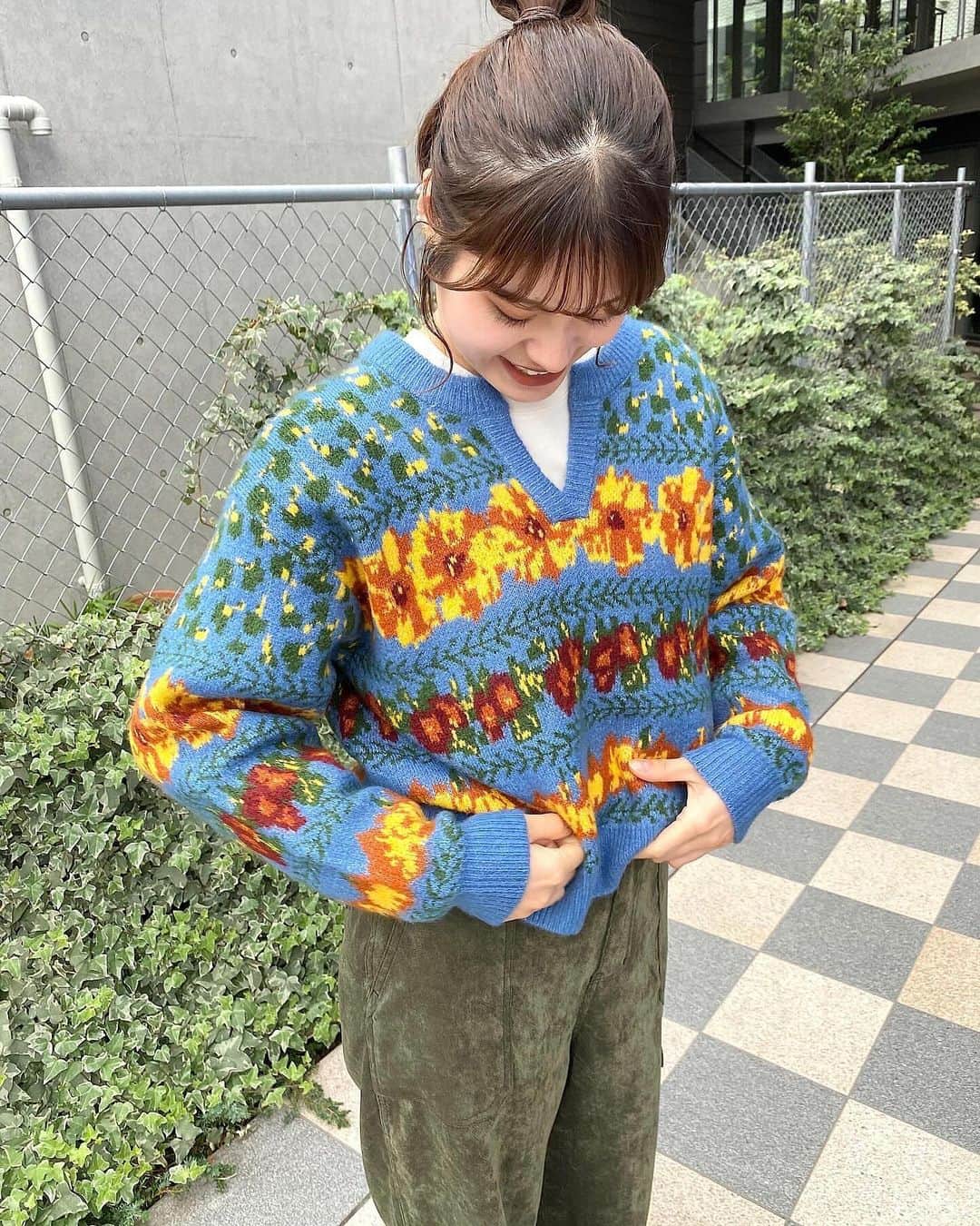 ニコアンドさんのインスタグラム写真 - (ニコアンドInstagram)「【Wmens new arrival👧🏻💗】  新作のトップスを使用した大人カジュアルスタイル🌟  柄ニットは着るだけで一気にトレンド感が出る 大人気アイテム✨  組み合わせに悩まずデイリーユースにピッタリな スウェットもオススメです🥰  お買い物の参考になさってください◎  右STAFF ◾︎ベジタブルフラワーニットプルオーバー ¥6,600 TAXIN ◾︎ゆるっと起毛カーゴパンツ ¥6,600 TAXIN ◾︎オリジナルフェイクムートンミニブーツ ¥5,500 TAXIN  左STAFF ◾︎配色ステッチリブニットプルオーバー ¥3,960 TAXIN ◾︎裏起毛ハーフジッププルオーバー ¥5,500 TAXIN ◾︎ビンテージ風コーデュロイスカート ¥4,400 TAXIN ◾︎オリジナルフロントジップブーツ ¥7,480 TAXIN  _____________________ 📍 @nikoandtokyo  OPEN 11:00 CLOSE 21:00 _____________________  #nikoand #ニコアンド #nikoandtokyo #ニコアンドトーキョー #渋谷 #かわいい #fashion #tokyo #ootd #東京 #低身長コーデ #ニコアンドコーデ  #大人カジュアル #カジュアルコーデ #大人カジュアルコーデ #シンプルコーデ #体型カバーコーデ  #着回しアイテム #着回しコーデ #着痩せコーデ  #きれいめカジュアルコーデ #ムートンブーツ #スウェットコーデ #コーデュロイスカート #柄ニット #ニットコーデ #休日コーデ #フライトキャップ #カーゴパンツ #カーゴパンツコーデ」12月11日 19時02分 - nikoandtokyo