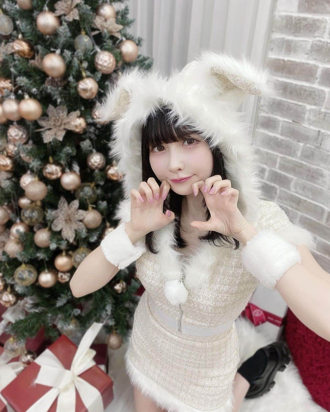 宮内凛のインスタグラム：「. . がお クリスマスプレゼントとして今月15日の写メ会と18日のトークイベントに会いにきて~今年会える最後のイベントです🥹Xにて詳細ツイートしておりますん  #サンタコス」