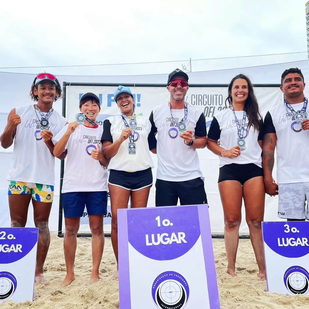 五十嵐恭雄のインスタグラム：「フレスコボール🏓ブラジル選手権2023🇧🇷 男女MIX 準優勝できました！ 色々と大会で思う事ありますが、 取り急ぎのご報告を。 応援してくれた仲間達はもちろん、 スポンサー様に大感謝。 落ち着いたら連絡させてくださいー！🙇‍♂  #フレスコボール #リオデジャネイロ  #ブラジル #brazil #riodejaneiro  #Frescoball #Frescobol #BRAZIL #日本代表 #スポーツ #アスリート #athlete #マッスル #muscle #sports #ビーチスポーツ #japan #日本  #羽子板 #マイナースポーツ」