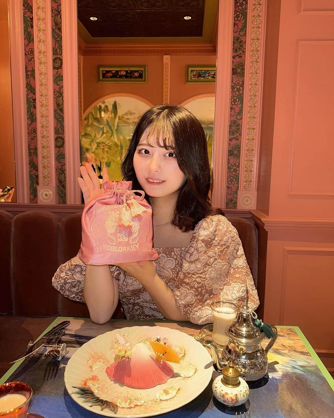 佐藤かれんさんのインスタグラム写真 - (佐藤かれんInstagram)「この山ケーキなの！！！見たことある〜？？  小楽園×COLORKEY に行ってきたよ！！念願！  #小楽園　#COLORKEY #富士山ケーキ #チャオカワイイ #わたしのキーカラー #カラーキー #女子大生の日常 #代々木上原 #代々木上原カフェ巡り #代々木上原カフェ #山ケーキ #小楽園ティーサロン #中華カフェ #中華街 #ピンクカフェ #japanesecafe #mtfuji #mtfujiphoto_ig #mtfujicake #mountaincake #japanesecafe #japanesecafecake」12月11日 19時11分 - berobero_baaa