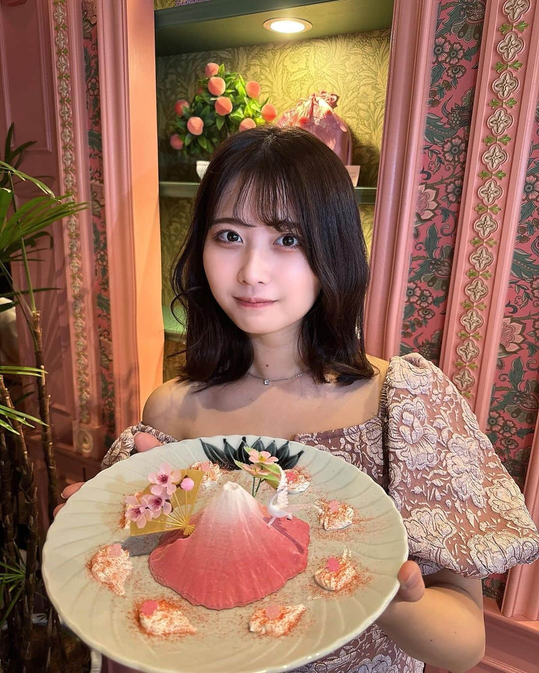 佐藤かれんさんのインスタグラム写真 - (佐藤かれんInstagram)「この山ケーキなの！！！見たことある〜？？  小楽園×COLORKEY に行ってきたよ！！念願！  #小楽園　#COLORKEY #富士山ケーキ #チャオカワイイ #わたしのキーカラー #カラーキー #女子大生の日常 #代々木上原 #代々木上原カフェ巡り #代々木上原カフェ #山ケーキ #小楽園ティーサロン #中華カフェ #中華街 #ピンクカフェ #japanesecafe #mtfuji #mtfujiphoto_ig #mtfujicake #mountaincake #japanesecafe #japanesecafecake」12月11日 19時11分 - berobero_baaa