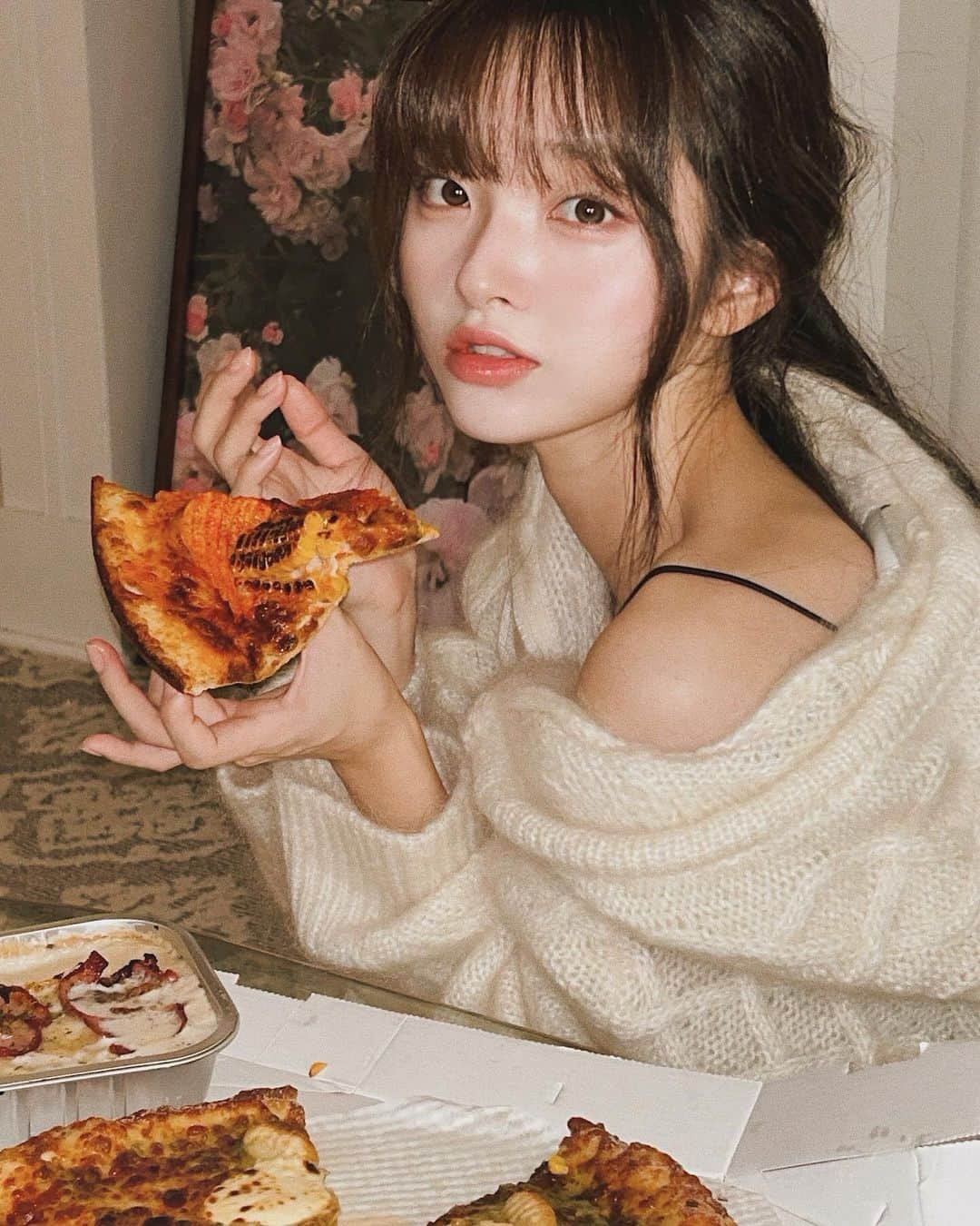 キム・ナヒのインスタグラム：「집은 뜨시고 ｡｡나가기는 귀찮고｡｡ 프로 배달러｡｡🍕🧀」