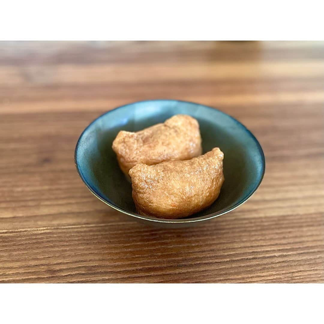 吉谷彩子さんのインスタグラム写真 - (吉谷彩子Instagram)「おいなりさん🦊  たまに無性に食べたくなるんですよね。  油抜きして、余分な水分を取ったお揚げを  お出汁、醤油、砂糖、みりん で味付け。  お米は、 お酢(私は千鳥酢と南蛮酢使ってます)、砂糖、塩。  少し食感が欲しいので、 中には蓮根とにんじんが入っております🥕  いなり寿司って、 何かに似てるなーって思ってたら、  コンタくんの丸い背中でした☺️  愛おしい。 可愛い。 おいなりさんが好きな理由の一つかも🤎🤎  #おいなりさん #稲荷寿司」12月11日 19時13分 - ayako_yoshitani