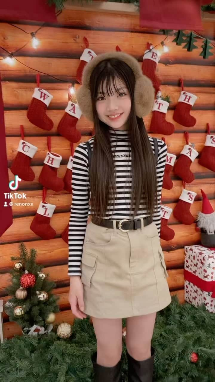 上埜れのんのインスタグラム：「•*¨*•.¸¸🎄.*  サンタさんに手紙を書いたよ🧸💌 いっぱい来ますよーに🤣❤️‍🔥  #クリスマス #小学生女子#女の子コーデ#kidsfashion  #tiktok」