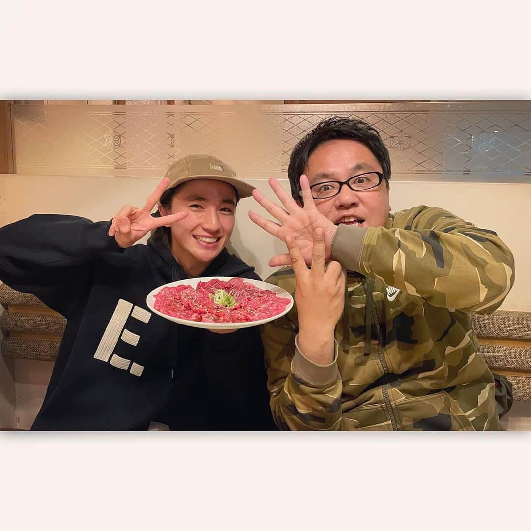 木戸大聖のインスタグラム：「皆さん、誕生日への素敵なお祝いの言葉本当にありがとうございました😭  全て読ませていただいてます🙇‍♂️ 家で、現場で、移動で、皆さんからのお祝いのコメントを読んでいる時間が凄く幸せです。本当にありがとうございます！  誕生日当日のお話を少しすると…  お仕事があったんですが、なんとサプライズで現場のスタッフさん達とマネージャーさんが僕の宣材写真がドーン！とプリントされたTシャツを着てお祝いしてくださったんです😂  みんなが上着を脱いだら、僕の顔が一気に出てきて笑っちゃいましたが、わざわざ作ってくださったと思うと凄く嬉しかったです🥹  夜は『#おとうさんといっしょ』時代からお世話になっているお笑い芸人#アメリカザリガニ の#柳原哲也 さんと番組のスタッフさんが焼肉をご馳走してくださりました〜😋🍖  昨日は沢山の方に祝っていただいた本当に幸せな一日でした！ . #1210 #本当にありがとうございました！」