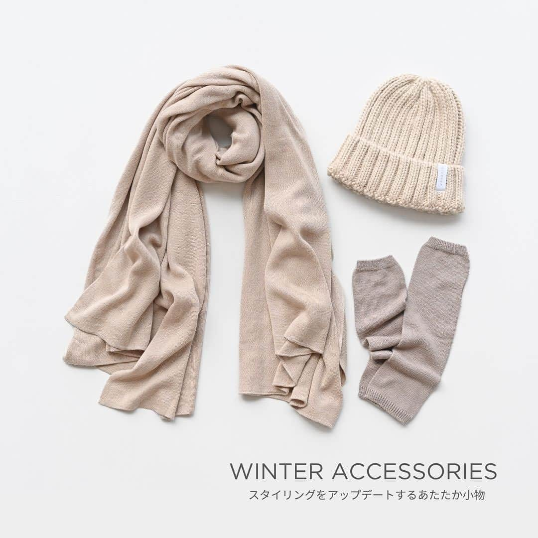 DANSKIN Japanのインスタグラム：「冬のアクティブスタイルはこちら ➡︎ @danskin_japan  【WINTER ACCESSORIES】 おしゃれを楽しみながら防寒性を高めるあったか小物。 プラスするだけで、いつものスタイリングが新鮮に、そしてあたたかくアップデートしてくれます。  お世話になったあの人へ、感謝の気持ちを込めたギフトとしてもおすすめです。  ─────  首元に巻いたり、肩にかけたり、またオフィスやおうちでのリラックスタイムにブランケットとしても使用できるサイズ感のふんわりとやわらかいシルク100%のストール 🏷️SILK LOUNGE STOLE DA9233600　￥29,700(Tax incl.)  袖口からのぞかせることでコーディネートのアクセントに、防寒としてはもちろんコンディショニングとして、またリラックスタイムに手首を温めたりと、様々なシーンで使えるシルク100%のアームカバー 🏷️SILK LOUNGE ARM COVER DA9233601　￥6,050(Tax incl.)  太めのリブが程よいアクセントをプラスしてくれるニットビーニー 🏷️LOWGAUGE KNIT BEANIE DA9233701　￥5,500(Tax incl.)  アイテム詳細は画像の商品タグをTAP  ─────── 【GIFT CAMPAIGN🎁】 12.9(sat.)-12.25(mon.)のキャンペーン期間中、ダンスキン直営店舗で、ギフトとして商品をご購入いただいたお客様にギフトラッピングを無料で承ります。 さらにギフトを￥16,000以上ご購入いただいたお客様にはアイマスクをプレゼントいたします。 お気軽にスタッフまでお声がけください。ギフト選びをサポートさせていただきます。  #danskin #danskinjapan #ダンスキン #こころとからだ #わたしを生きる」