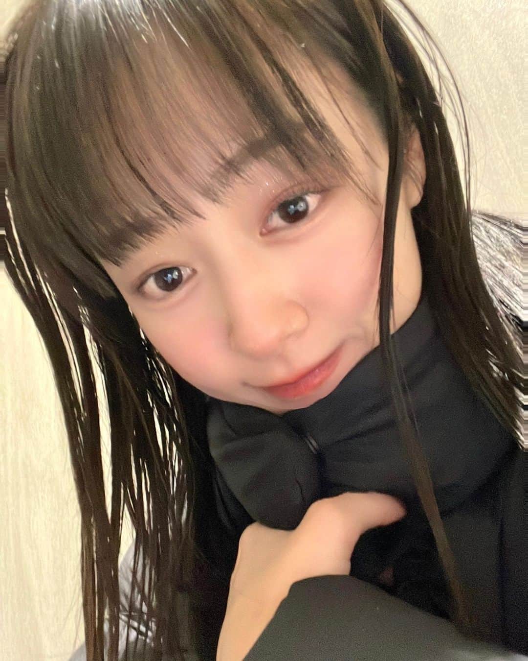 寺田真珠さんのインスタグラム写真 - (寺田真珠Instagram)「🫶  今日も一日お疲れ様ですっ  そしてわたしは撮影でした📢♡  後近々また情報解禁あるので是非楽しみにお待ちください！  このユニクロのアウターがさ、首元まであって最高にあったかいんだよ。本当におすすめです。軽いしあったかい🐶🤍  #ootdfashion #ootdfashion #fashion #uniqlo #ユニクロ #ユニクロコーデ #outer #アウターコーデ #アウター #黒コーデ #冬コーデ #冬 #冬服コーデ #冬服 #winterfashion #winter #骨格ナチュラル #撮影 #サンミュージック #サンミュージックプロダクション #寺田真珠」12月11日 19時30分 - shinju_terada