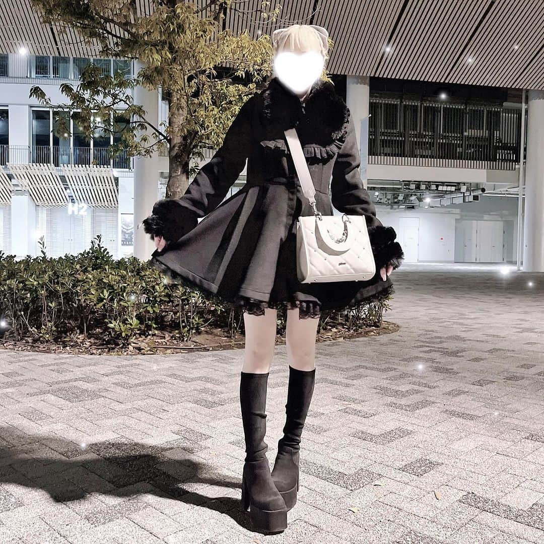 さきまるちゃんさんのインスタグラム写真 - (さきまるちゃんInstagram)「黒コーデもかわいい？🖤⸝⸝⸝  #量産型女子  #コート」12月11日 19時22分 - sakimaru_chan