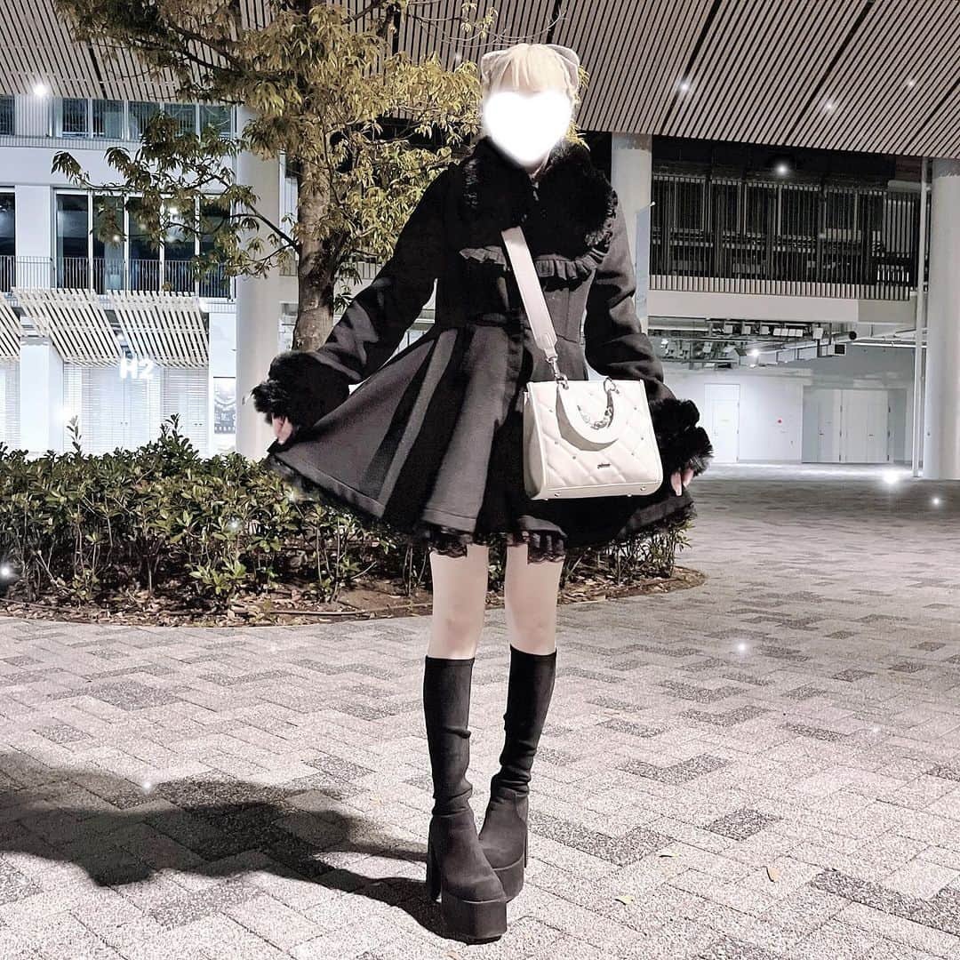 さきまるちゃんのインスタグラム：「黒コーデもかわいい？🖤⸝⸝⸝  #量産型女子  #コート」