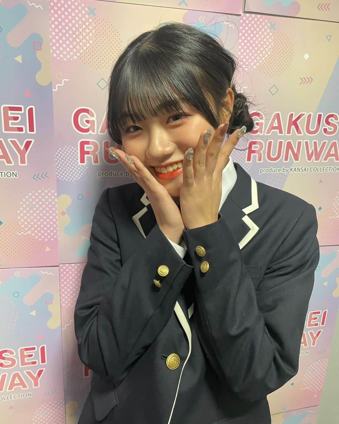 ろこのインスタグラム：「学生ランウェイ本当に楽しかった❤️‍🔥  沢山うちわみつけたよー！！ありがとう！！配信見てくれた子もメンション全部見てるよ🥹本当にありがとう😭  あみかちゃん、さくらちゃん、しなこちゃんお写真ありがとうございました🙇🏻‍♀️💓」