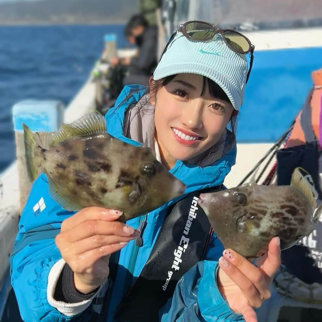 片原恵麻のインスタグラム：「83目め:カワハギ 84目め:クラカケトラギス 85目め:トラギス 86目め:キュウセン ⋱⋰ ⋱⋰ ⋱⋰ ⋱⋰ ⋱⋰ ⋱⋰ ⋱⋰ ⋱⋰ ⋱⋰ ⋱⋰ ⋱⋰ ⋱⋰ ビッグフィッシング ロケ🐟  阪神さん、井川さん、和田さんとカワハギロケ！ 実は今シーズン初のカワハギ!!  久々のカワハギ釣り、一投目から来てくれて最高に楽しかった🥳 カワハギは肝醤油が大好きです🤤  今まで6枚目の茶色い方がトラギスだと思ってた、、、こっちはクラカケトラギスで、7枚目がトラギスだったΣ( ˙꒳​˙ )  📍盛漁丸 @seiryomaru.nushima   着用サングラス: Bell(ZEQUE) レンズ: TRUEVIEWSPORTS(TALEX) @saloobyzeque  ⋱⋰ ⋱⋰ ⋱⋰ ⋱⋰ ⋱⋰ ⋱⋰ ⋱⋰ ⋱⋰ ⋱⋰ ⋱⋰ ⋱⋰ ⋱⋰ #盛漁丸#カワハギ釣り#カワハギ#釣りガール#釣り女子#釣り#海釣り#ツリジョ#fishing#강태공#낙씨광#ルアマガ女子部#淡路島#淡路島釣り#ビッグフィッシング#ZEQUE#偏光サングラス#タレックス#TALEX#bunnywalk」