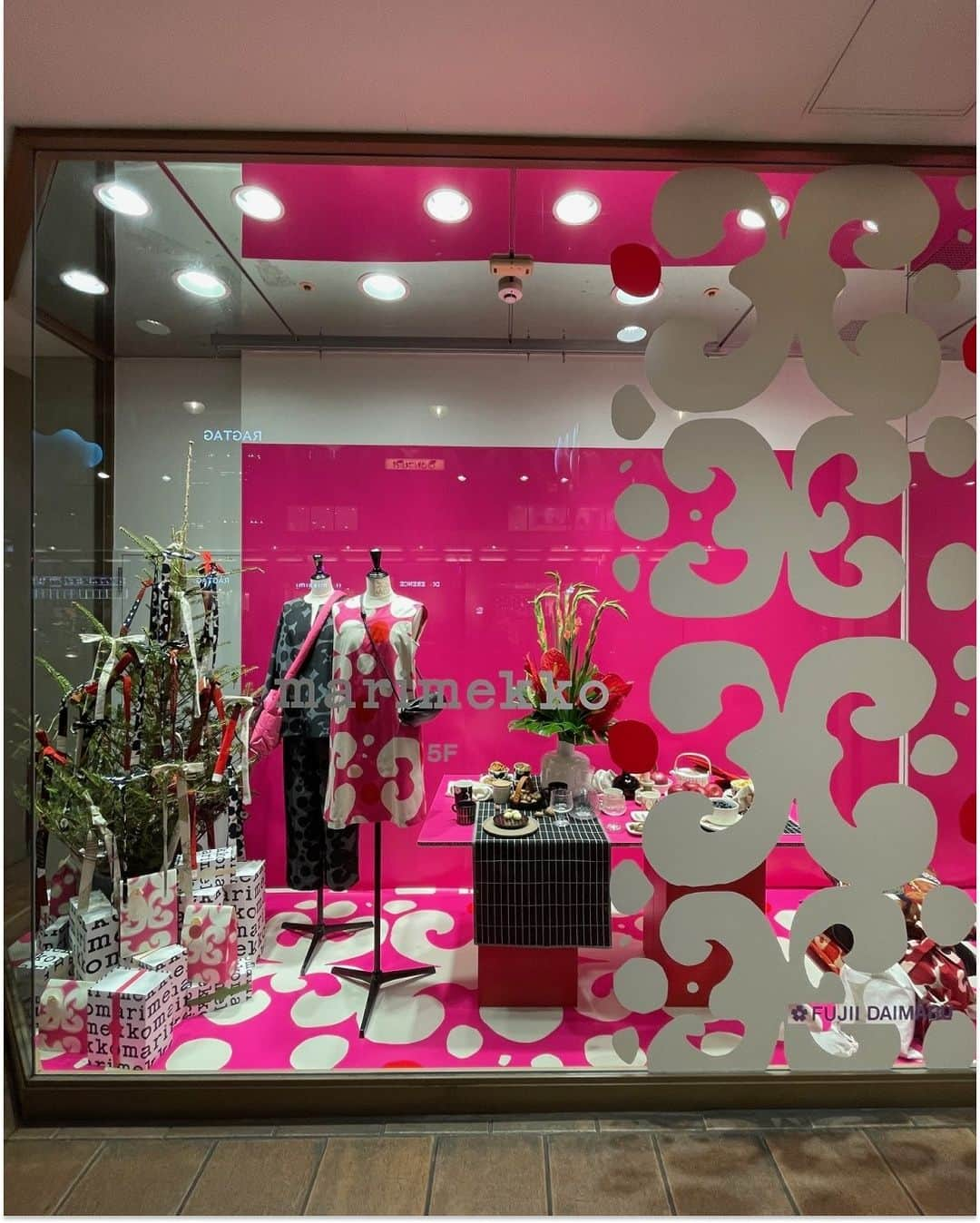 Marimekko Japanさんのインスタグラム写真 - (Marimekko JapanInstagram)「本日より京都、藤井大丸1F正面ウィンドウにてマリメッコのホリデーコレクションをディスプレイいたしております。パーティーの装いやギフト選びのご参考にぜひご覧ください。  #marimekko #marimekkofw23 #マリメッコ #マリメッコ愛 #北欧デザイン #フィンランド #フィンランドデザイン」12月11日 19時26分 - marimekkojapan