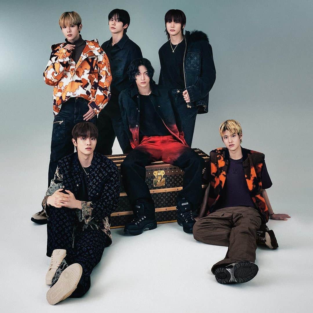 Vogue Taiwan Officialのインスタグラム：「#VogueFashionNow 今年9月才出道的南韓全新男團RIIZE立刻拿下Louis Vuitton最新任品牌大使！ SM 旗下的全新男團RIIZE ，團名結合了“Rise”和“Realize”，分別象徵成長和美夢成真，表達團隊共同成長以及一同攜手實現夢想的精神。今年9月發行的首張單曲專輯《Get A Guitar》在一周內銷量突破百萬，並登上國際排行榜榜首，不但吸引全球關注，更引起時尚界的青睞。  #RIIZE @riize_official  #LouisVuitton @LouisVuitton」