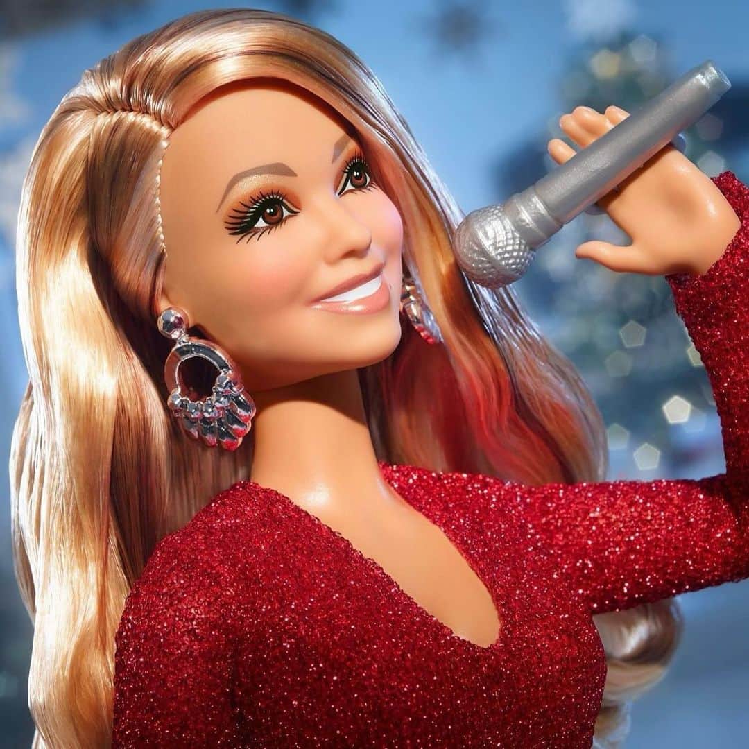 Blonde Saladさんのインスタグラム写真 - (Blonde SaladInstagram)「Mariah Carey is the undisputed queen of Christmas. Her recent performance of the 2010 hit Oh Santa! brought together fellow performers Jennifer Hudson and Ariana Grande - who harmonises the famous whistle note with Mariah Carey - giving an epic show at New York’s Madison Square Garden. So Queen of Christmas that she deserved a dedicated version of Barbie ready for the holidays. We love you MiMi! 🦋✨🎄  📸 Getty - Courtesy of Fendi - Mattel   #MariahCarey #MiMi #Mattel #Fendi #OhSanta #ArianaGrande #JenniferHudson #TheBlondeSalad」12月12日 0時56分 - theblondesalad