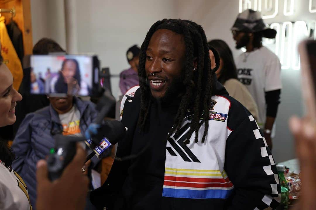 ニューオーリンズ・セインツさんのインスタグラム写真 - (ニューオーリンズ・セインツInstagram)「Fans showed Alvin Kamara love for his @nascar gear launch at @sneakerpolitics on Sunday night 🔥」12月12日 1時00分 - saints