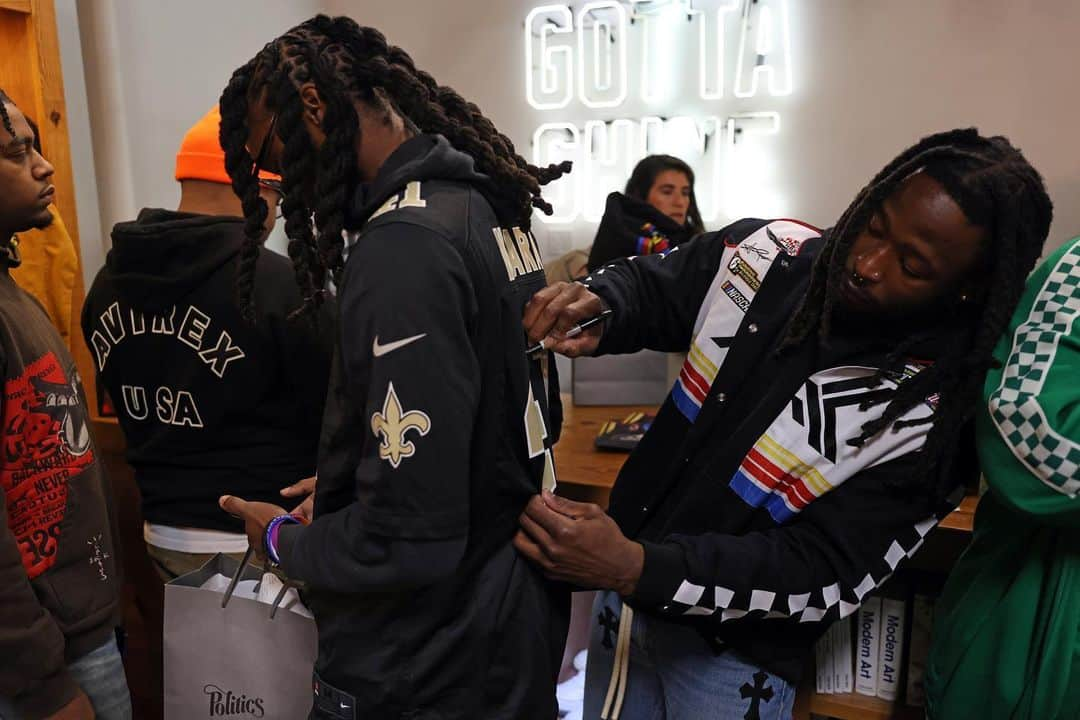 ニューオーリンズ・セインツさんのインスタグラム写真 - (ニューオーリンズ・セインツInstagram)「Fans showed Alvin Kamara love for his @nascar gear launch at @sneakerpolitics on Sunday night 🔥」12月12日 1時00分 - saints