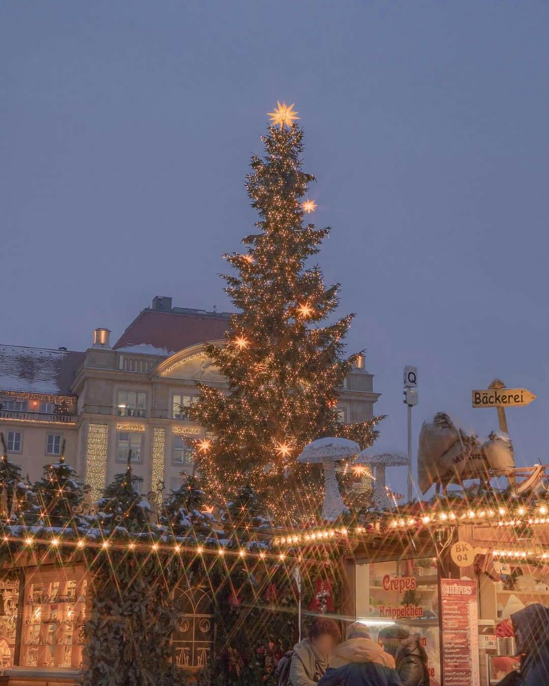 アシアナ航空日本地域公式アカウントさんのインスタグラム写真 - (アシアナ航空日本地域公式アカウントInstagram)「🇩🇪𝘿𝙧𝙚𝙨𝙙𝙚𝙣🎄  ┈┈┈┈┈┈┈┈┈┈ #アシアナ航空仁川乗り継ぎで世界各国に行こう！  世界最古の歴史がある ドイツ・ドレスデンのクリスマスマーケット。  中でもシュトリーツェルマルクトは、 ドイツ三大クリスマスマーケットの一つとされ、 ドレスデンで一番人気のあるクリスマスマーケットです。  沢山の装飾された屋台やメリーゴーランド、観覧車などがあり クリスマスの世界に浸ることができますよ🎄✨  📌ヨーロッパ/中央アジア/モンゴル １５％OFFクーポンイベント開催中！  🗓️ イベント期間：10/06～12/31 🗓️搭乗期間：2023/10/29～2024/03/31 ※2023/12/23～31は対象外  詳しくはハイライト[EVENT]もしくは 公式HP大バナーから🛫  📸@haruyoonseul  ┈┈┈┈┈┈┈┈┈┈   #アシアナ航空 #アシアナ #ASIANA #asianaair #asianaairlines #OZ #Flyasiana #韓国 #korea #韓国旅行 #✈️#ドイツ #ドイツ旅行 #ドイツクリスマス #ドレスデン #クリスマスマーケット」12月11日 19時38分 - asiana.jp_official