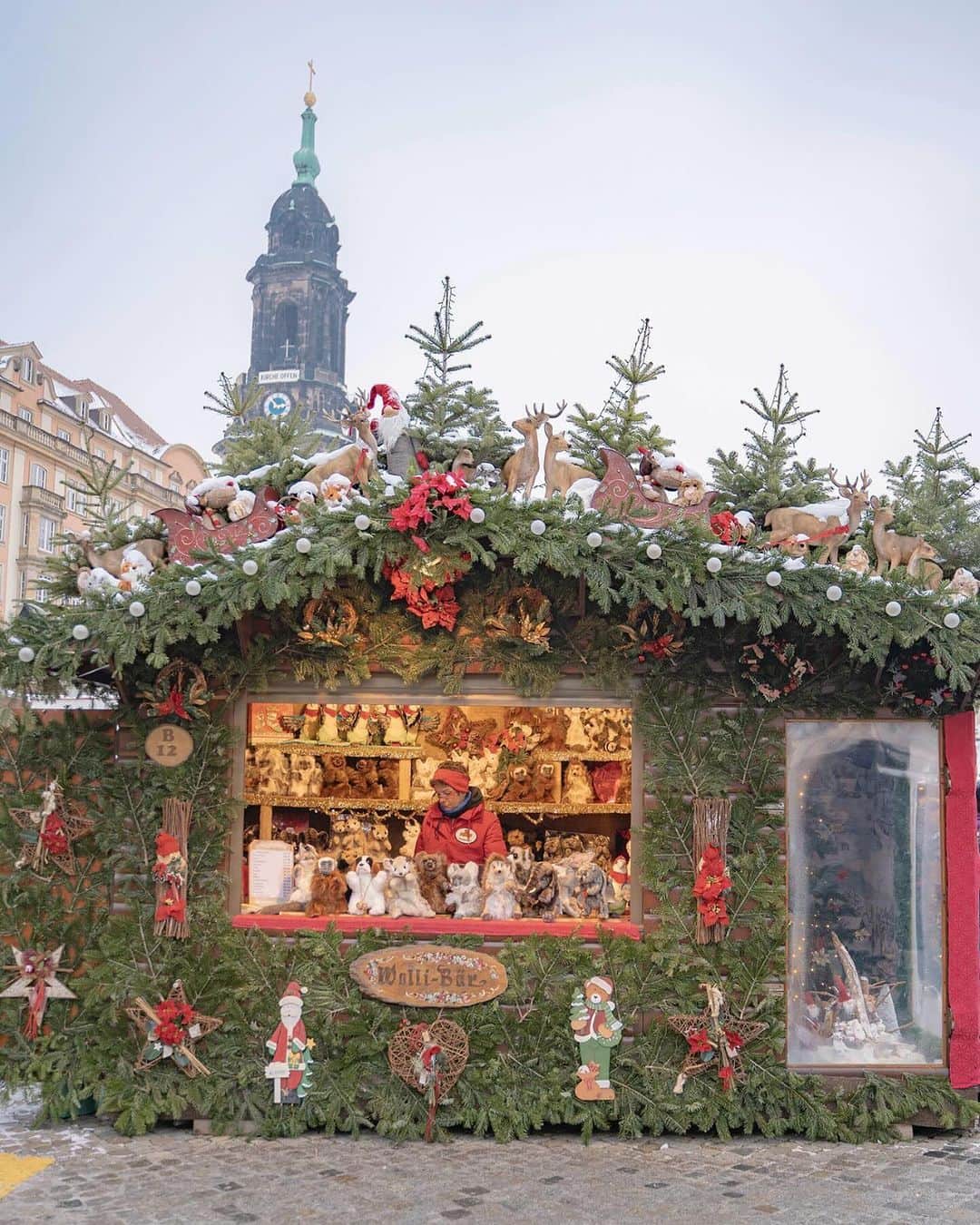 アシアナ航空日本地域公式アカウントさんのインスタグラム写真 - (アシアナ航空日本地域公式アカウントInstagram)「🇩🇪𝘿𝙧𝙚𝙨𝙙𝙚𝙣🎄  ┈┈┈┈┈┈┈┈┈┈ #アシアナ航空仁川乗り継ぎで世界各国に行こう！  世界最古の歴史がある ドイツ・ドレスデンのクリスマスマーケット。  中でもシュトリーツェルマルクトは、 ドイツ三大クリスマスマーケットの一つとされ、 ドレスデンで一番人気のあるクリスマスマーケットです。  沢山の装飾された屋台やメリーゴーランド、観覧車などがあり クリスマスの世界に浸ることができますよ🎄✨  📌ヨーロッパ/中央アジア/モンゴル １５％OFFクーポンイベント開催中！  🗓️ イベント期間：10/06～12/31 🗓️搭乗期間：2023/10/29～2024/03/31 ※2023/12/23～31は対象外  詳しくはハイライト[EVENT]もしくは 公式HP大バナーから🛫  📸@haruyoonseul  ┈┈┈┈┈┈┈┈┈┈   #アシアナ航空 #アシアナ #ASIANA #asianaair #asianaairlines #OZ #Flyasiana #韓国 #korea #韓国旅行 #✈️#ドイツ #ドイツ旅行 #ドイツクリスマス #ドレスデン #クリスマスマーケット」12月11日 19時38分 - asiana.jp_official